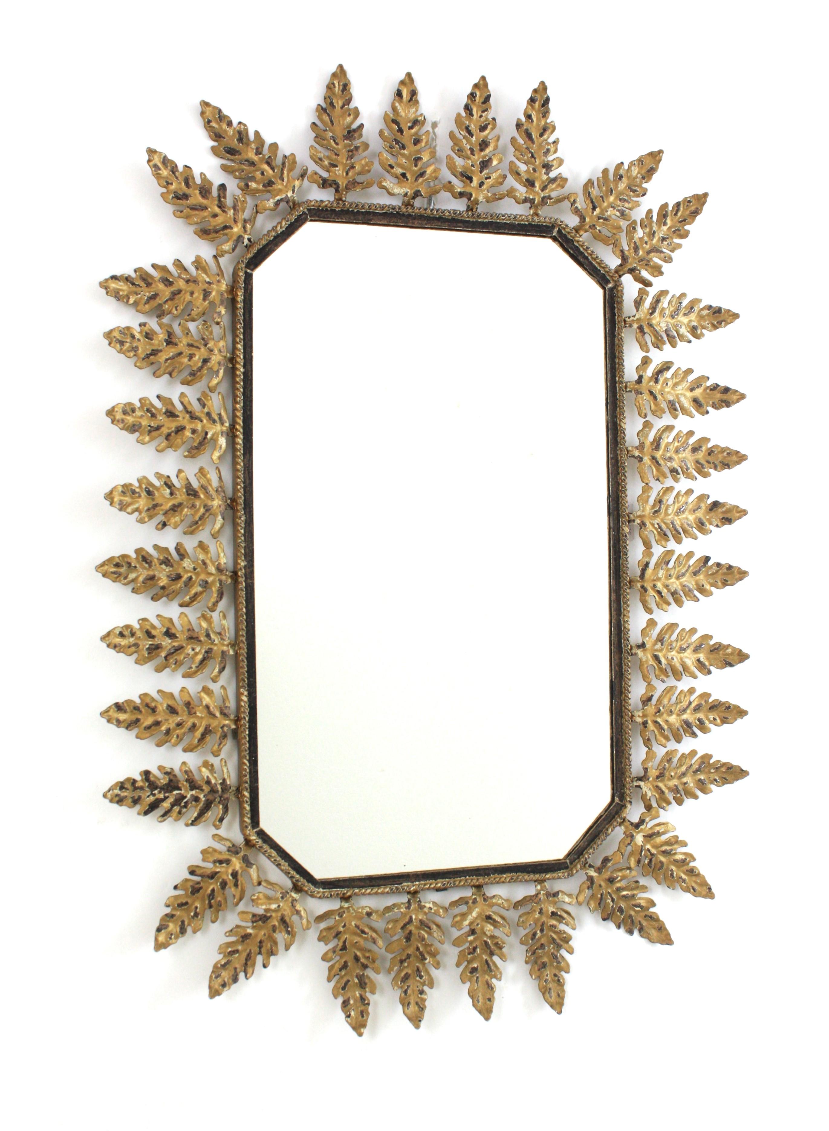 Magnifique miroir en forme de soleil en fer doré / miroir mural octogonal encadré par des feuilles de chêne. Espagne, années 1950.
Ce miroir octogonal ensoleillé possède un cadre feuillu composé de feuilles de chêne fabriquées à la main en fer et