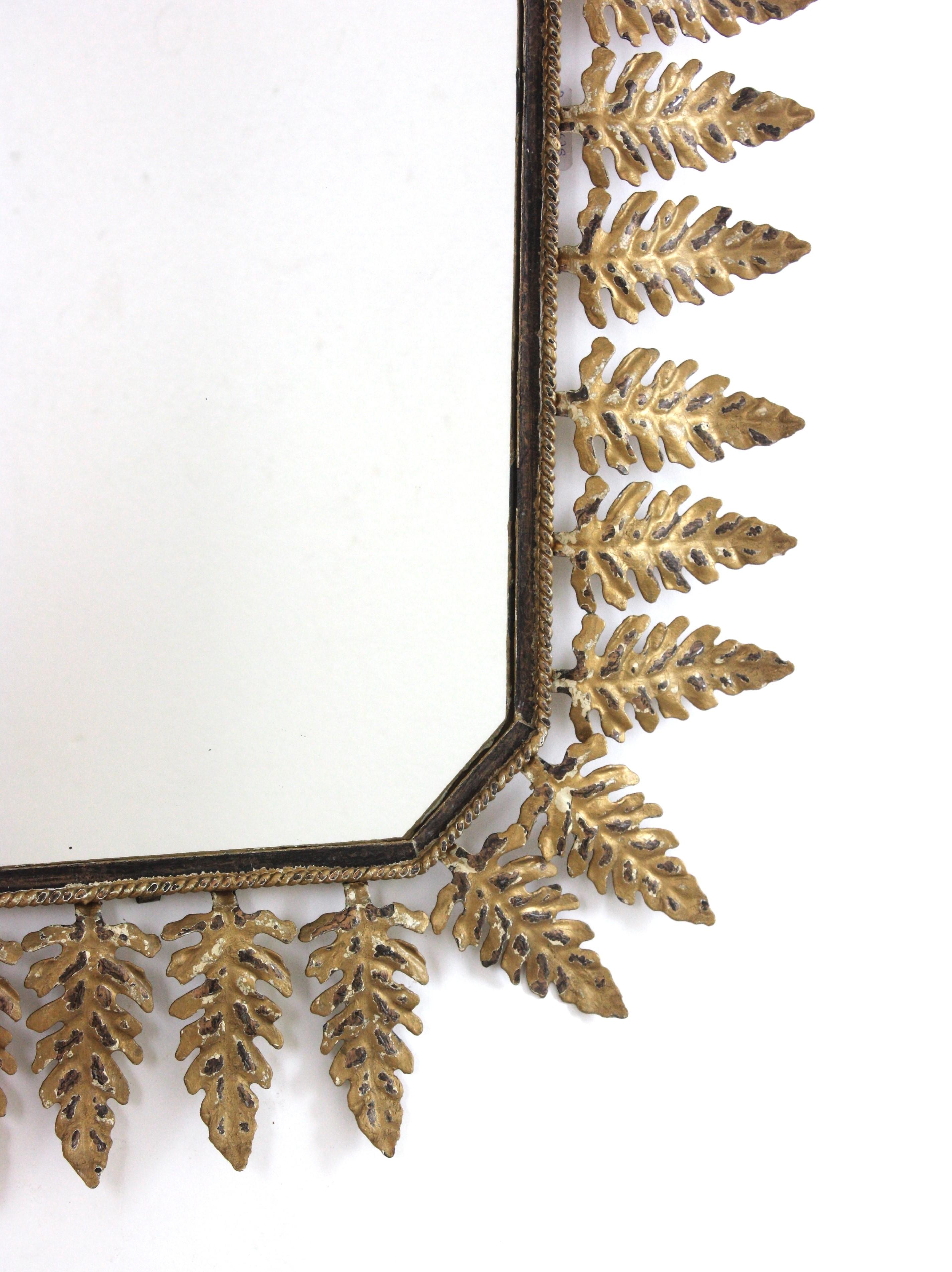 Hollywood Regency Miroir octogonal ensoleillé avec cadre de feuillage, métal doré de Parcel, années 1950 en vente