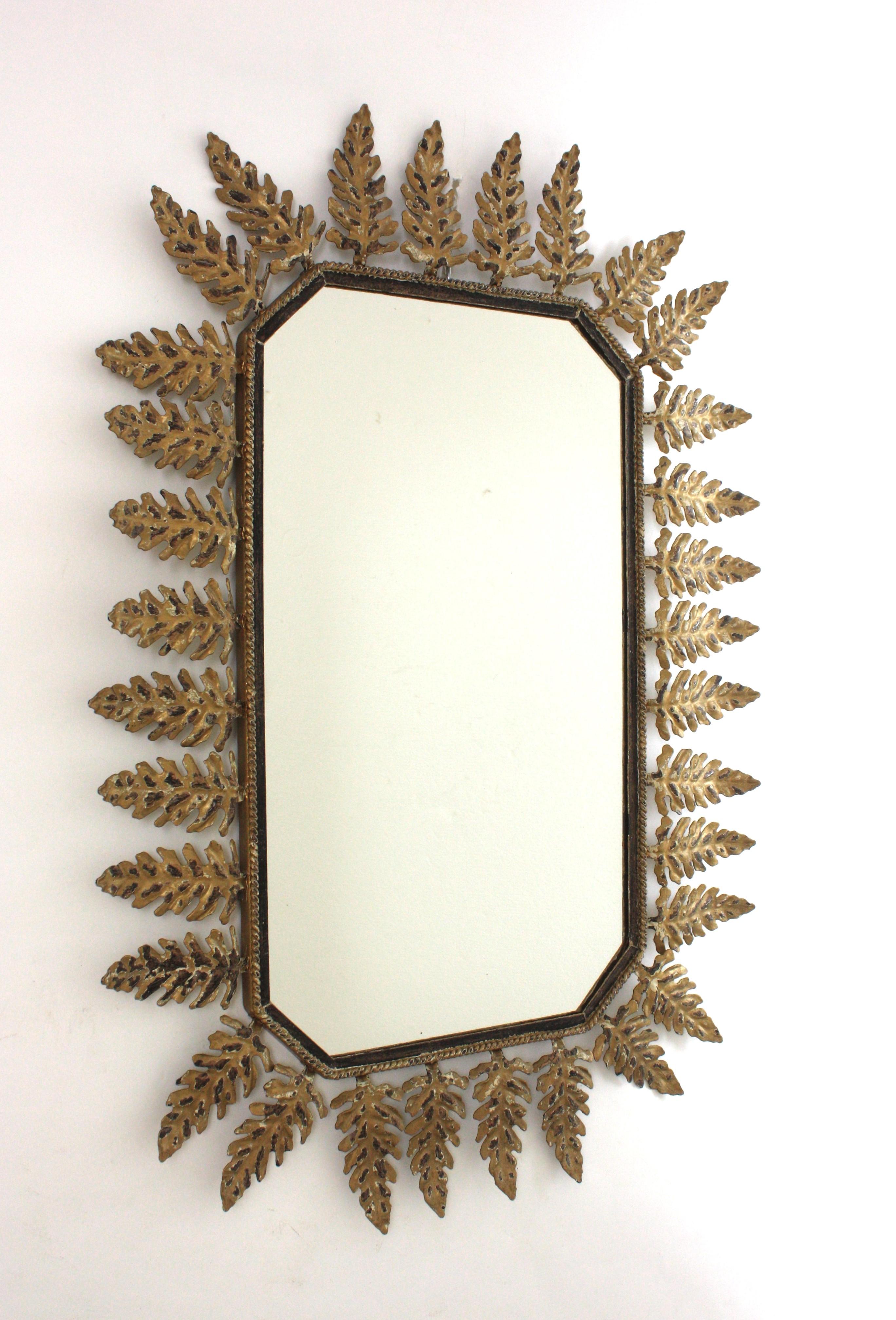Espagnol Miroir octogonal ensoleillé avec cadre de feuillage, métal doré de Parcel, années 1950 en vente