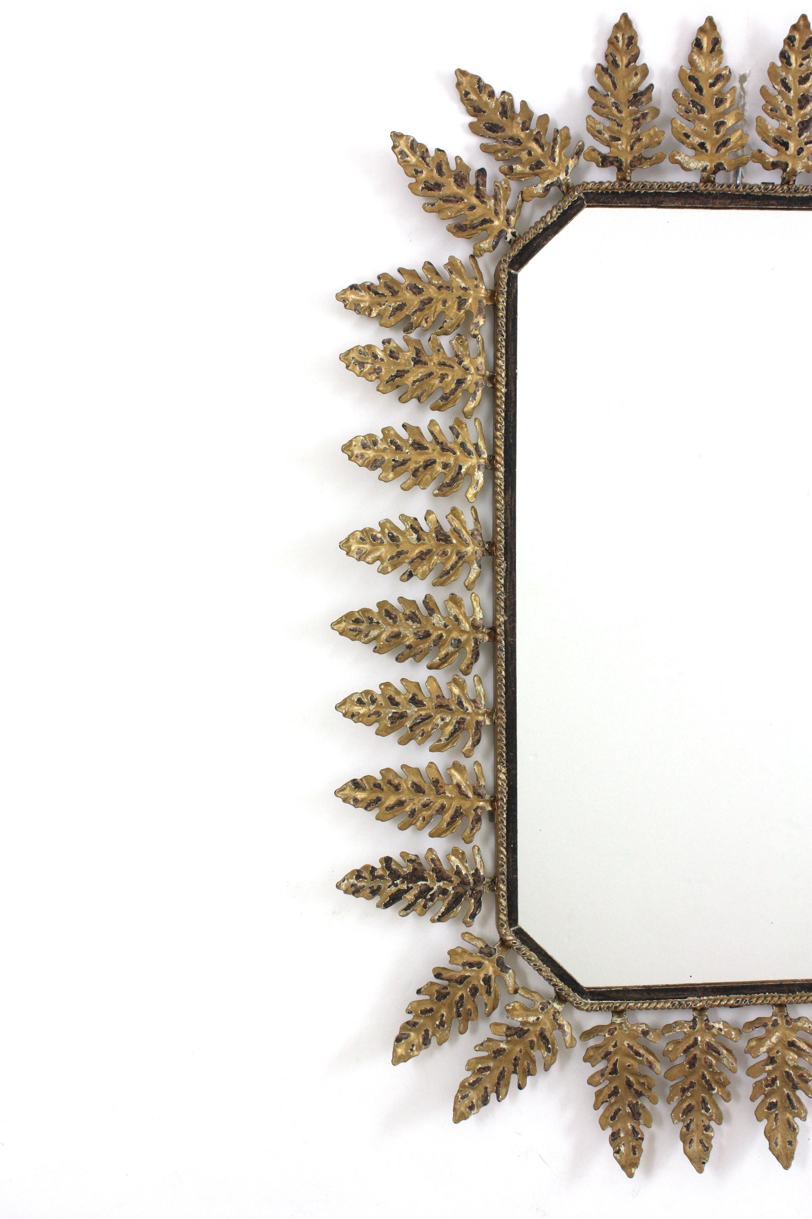 Doré Miroir octogonal ensoleillé avec cadre de feuillage, métal doré de Parcel, années 1950 en vente