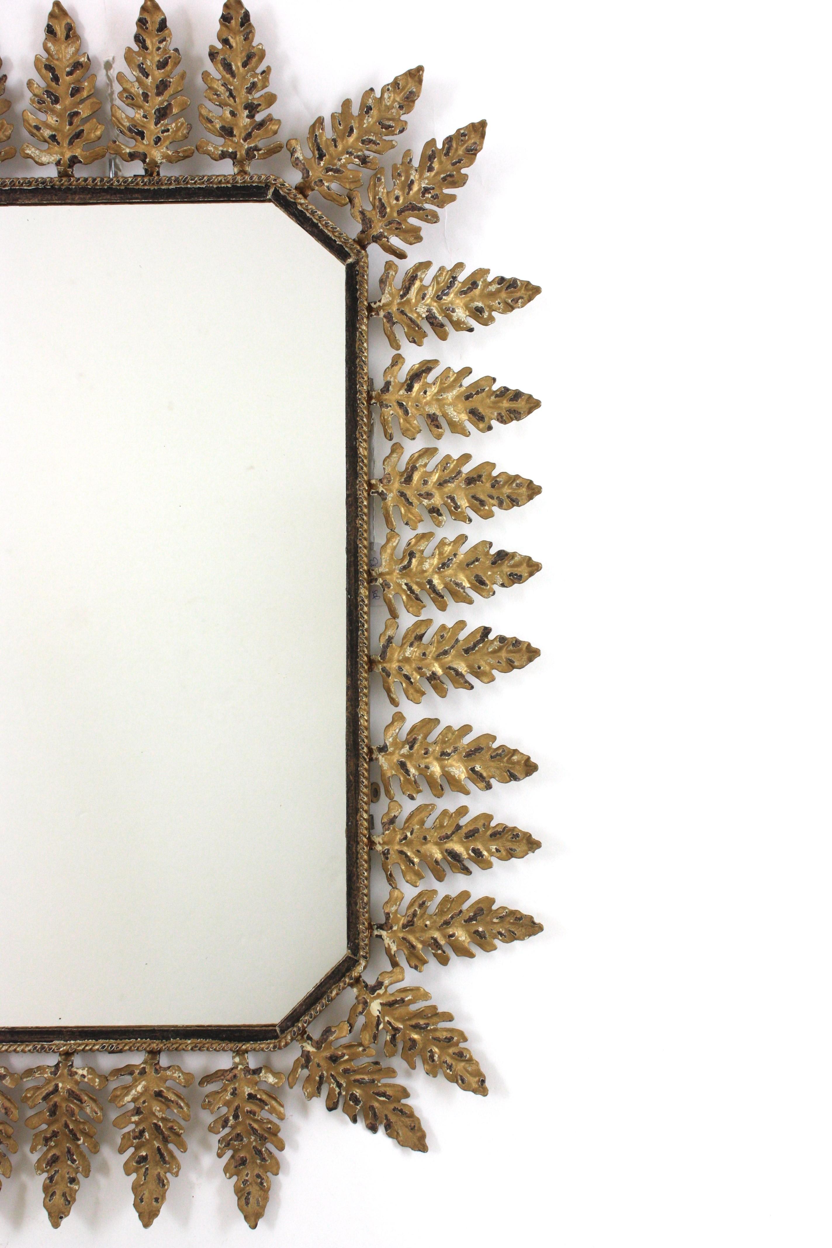 Miroir octogonal ensoleillé avec cadre de feuillage, métal doré de Parcel, années 1950 Bon état - En vente à Barcelona, ES
