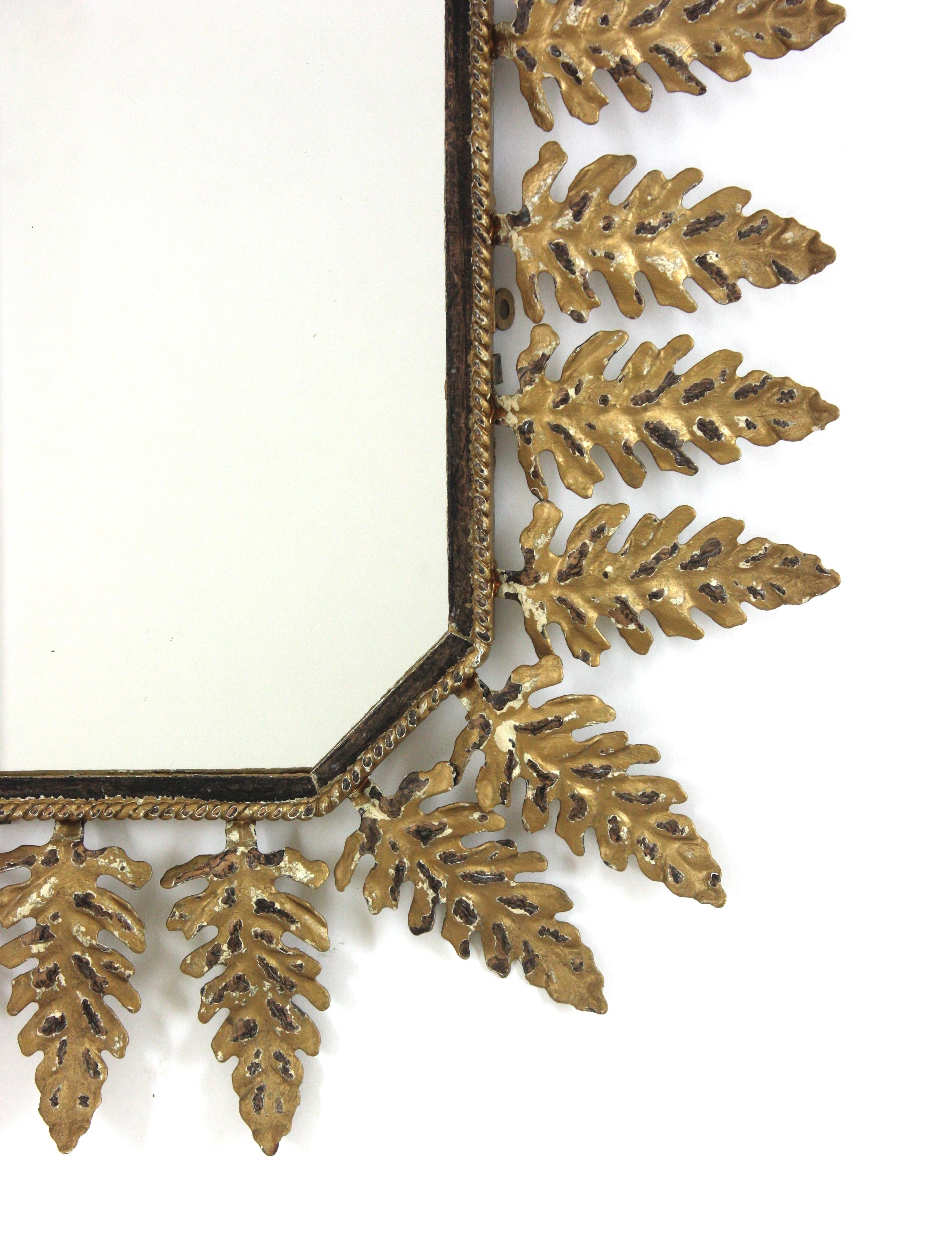 20ième siècle Miroir octogonal ensoleillé avec cadre de feuillage, métal doré de Parcel, années 1950 en vente
