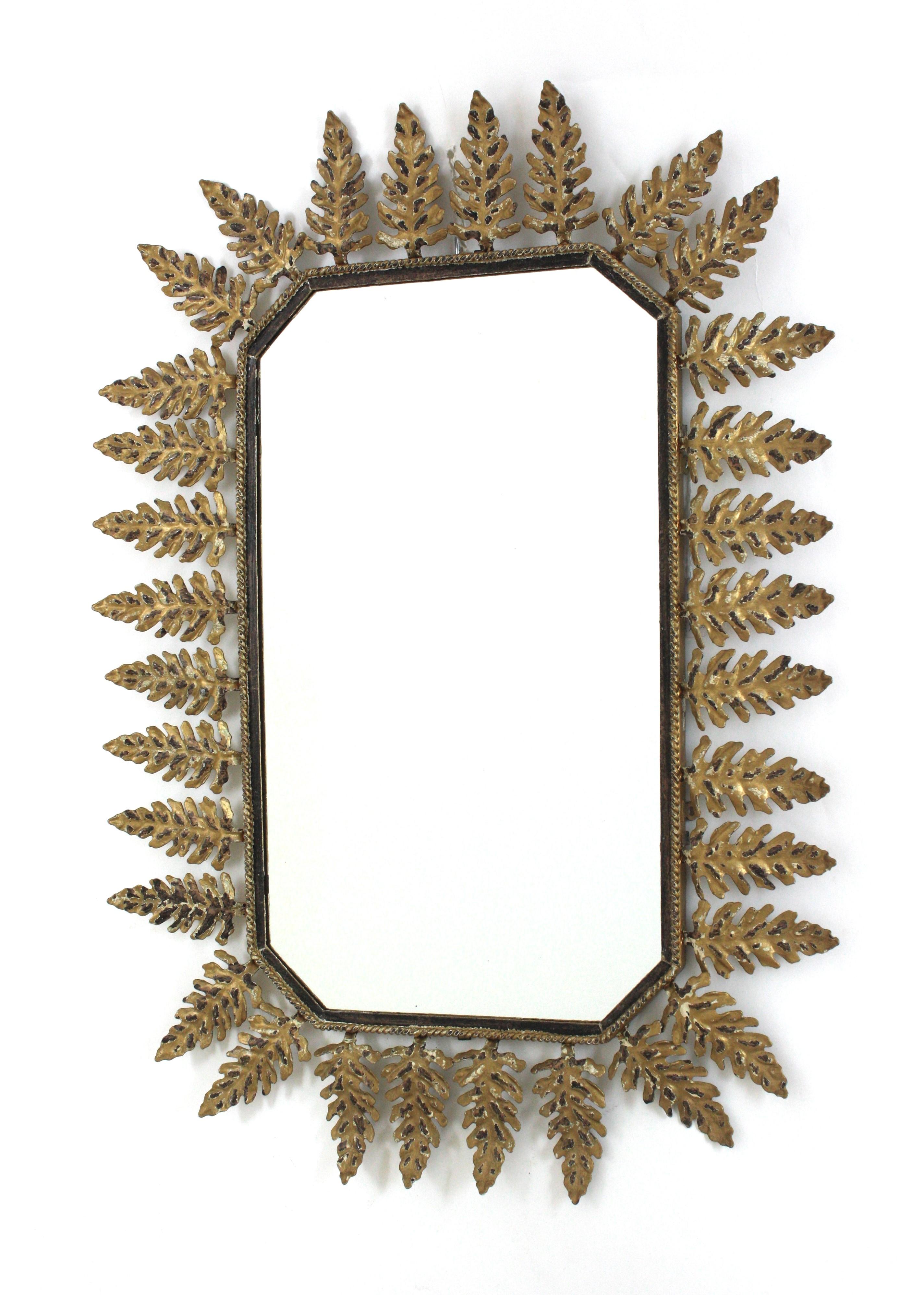 Métal Miroir octogonal ensoleillé avec cadre de feuillage, métal doré de Parcel, années 1950 en vente