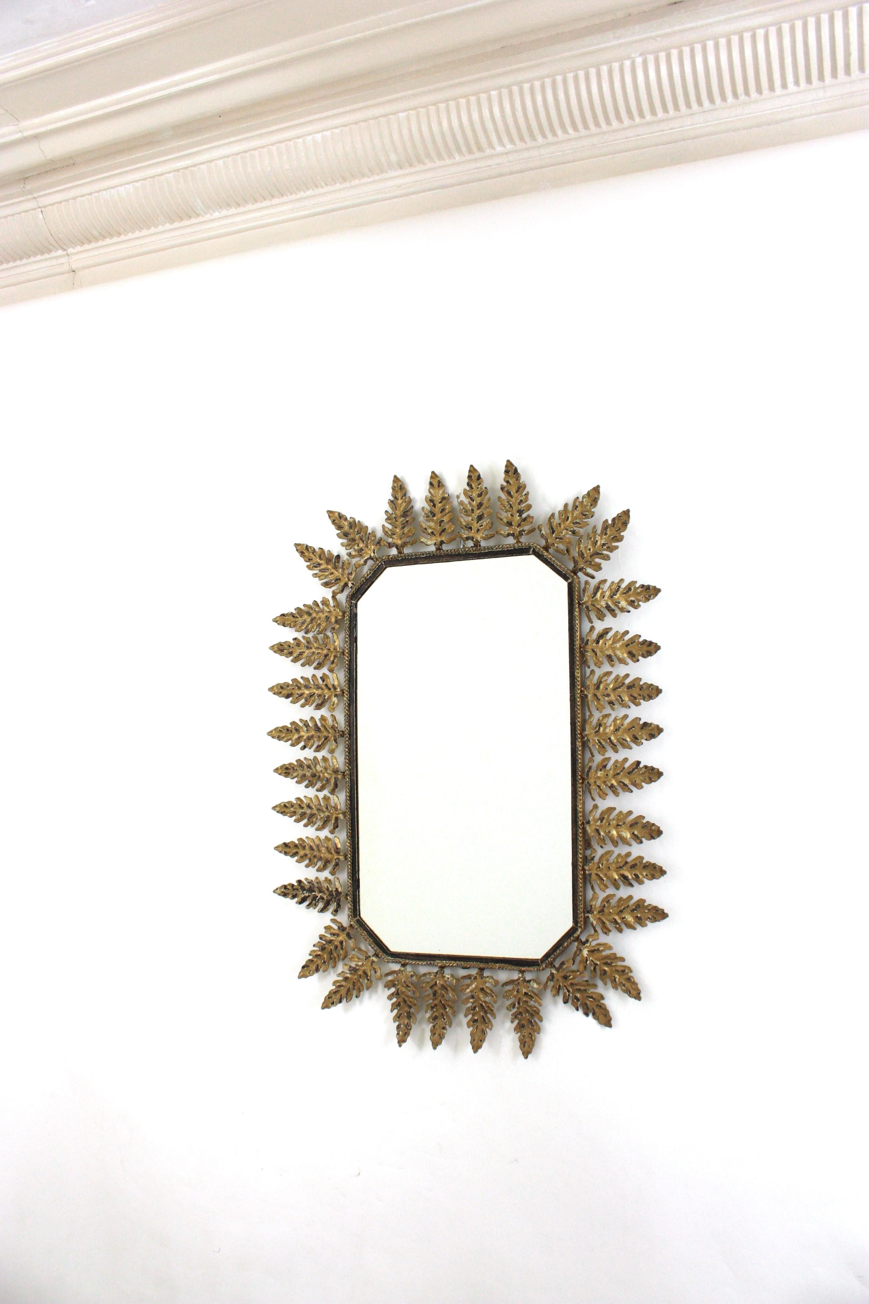 Miroir octogonal ensoleillé avec cadre de feuillage, métal doré de Parcel, années 1950 en vente 1