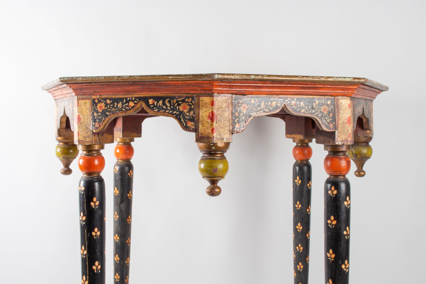 Octagonal table in polychrome wood, North India, 1900, lack in polychrome
Measures: H 77cm, D 77cm.