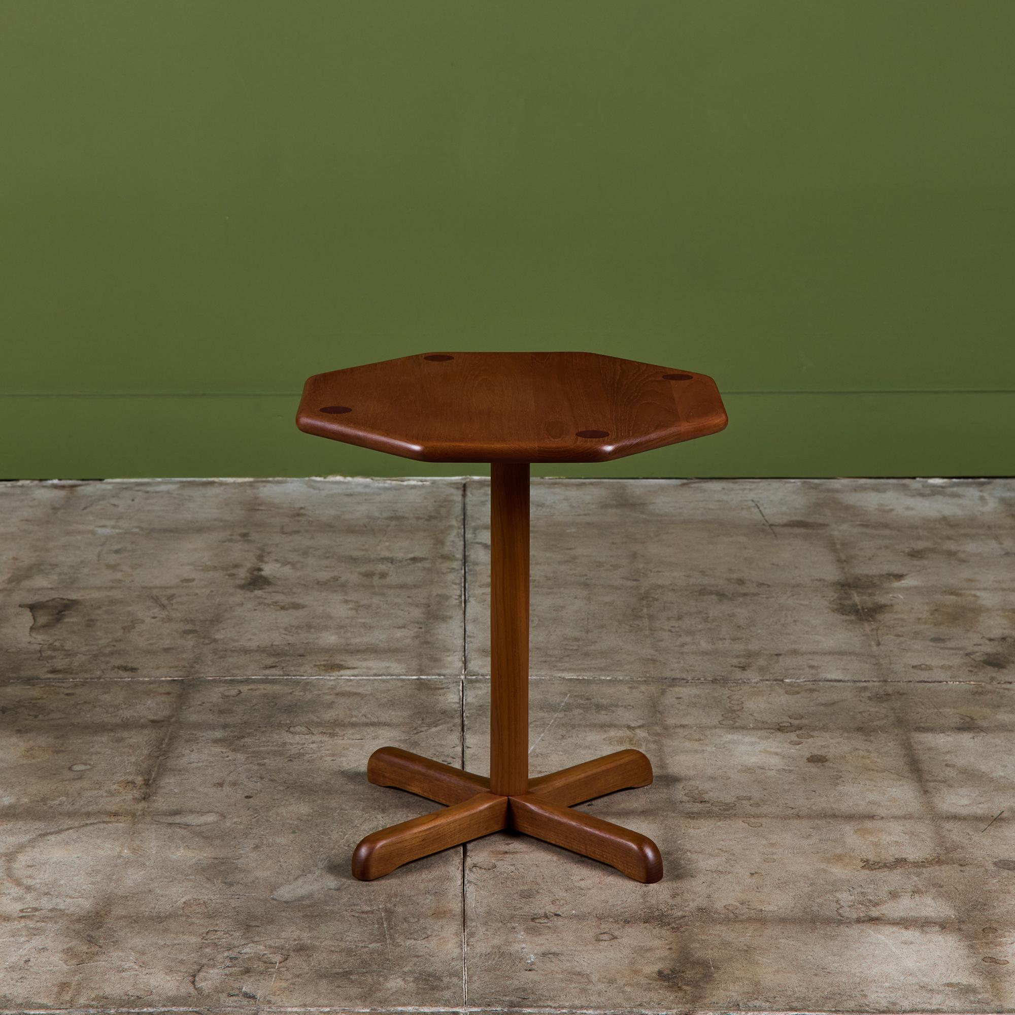 Tavolino ottagonale in teak con intarsio in palissandro e base a piedistallo.

Dimensioni
19,5