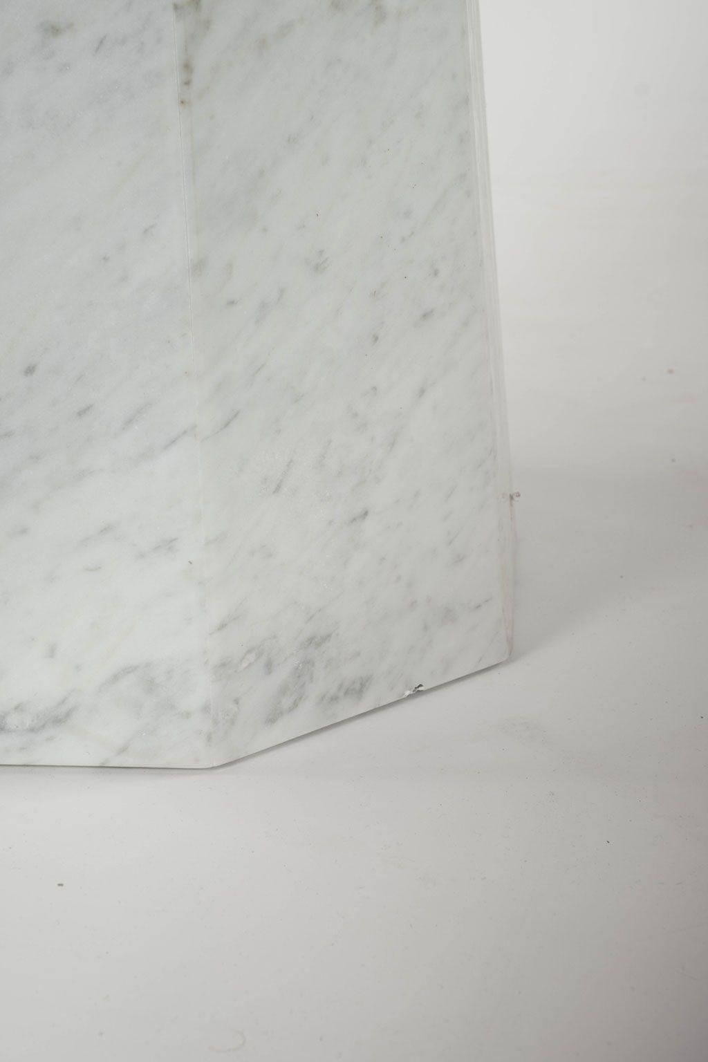 Octagonal Top Dining Table in Carrara Marble For Sale 1