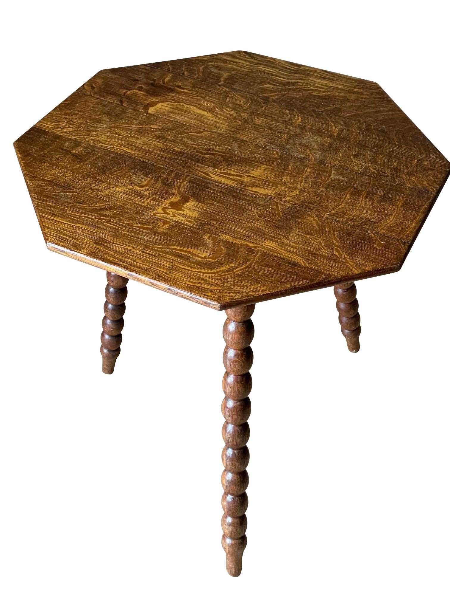 19thc English octagonal top side table with three spool legs.
Oak wood.