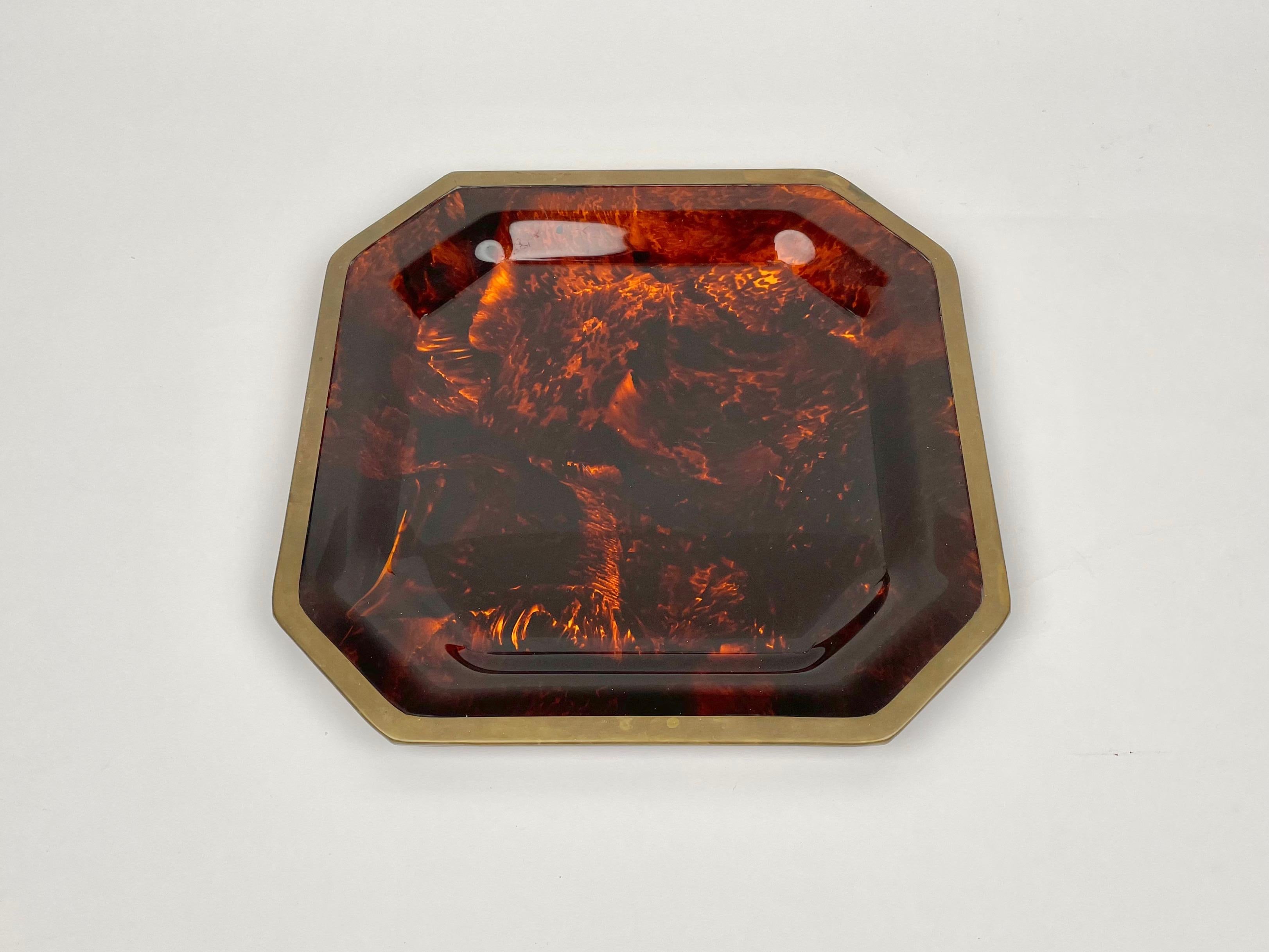 Octagonal centerpiece tray in tortoise shell-effect lucite and brass borders in the style of Christian Dior. Made in Italy in the 1970s.