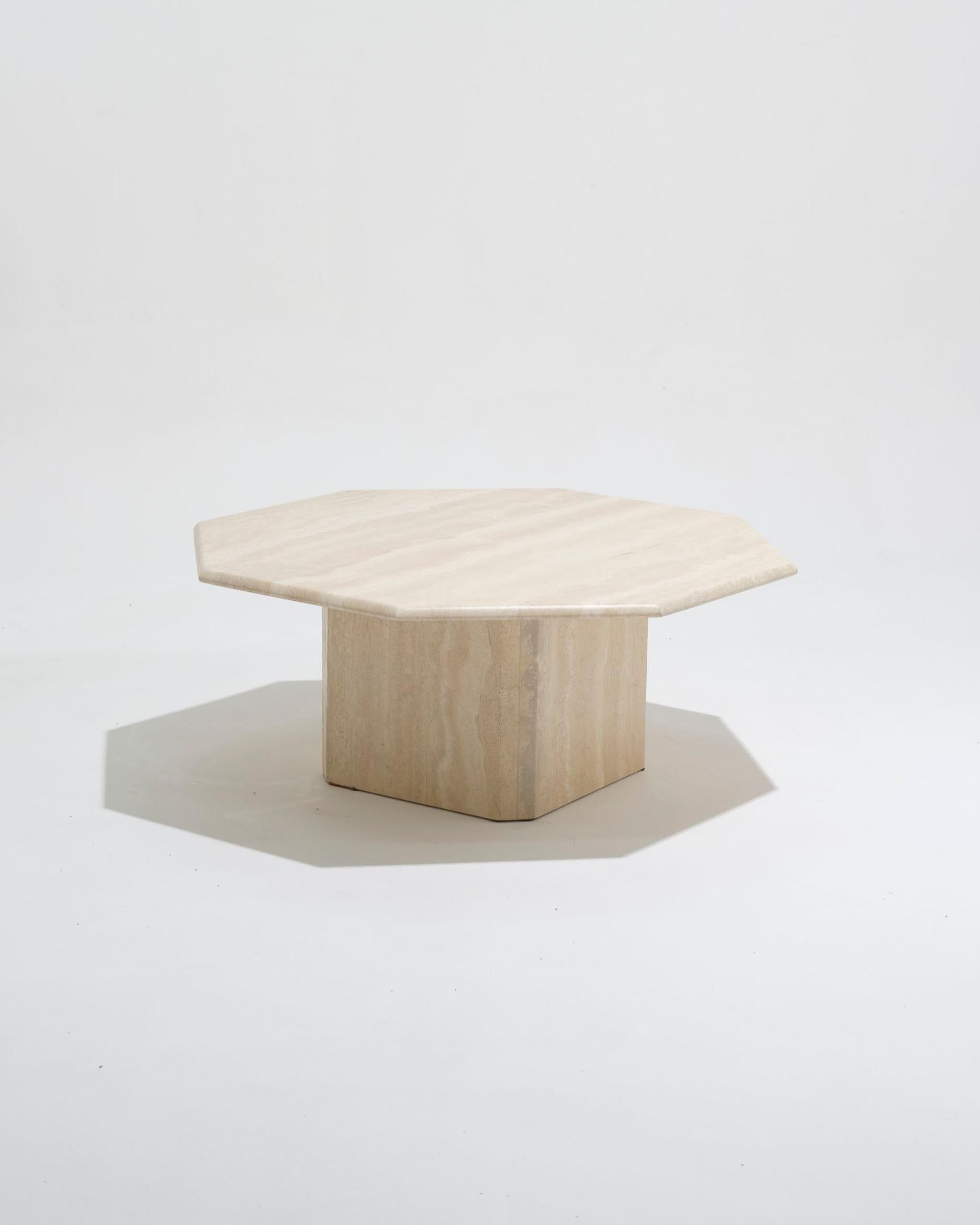 Mesa de centro octogonal de travertino, años 70. La bandeja descansa sobre una base de bloque cuadrado. Muy buen estado.

LP5452