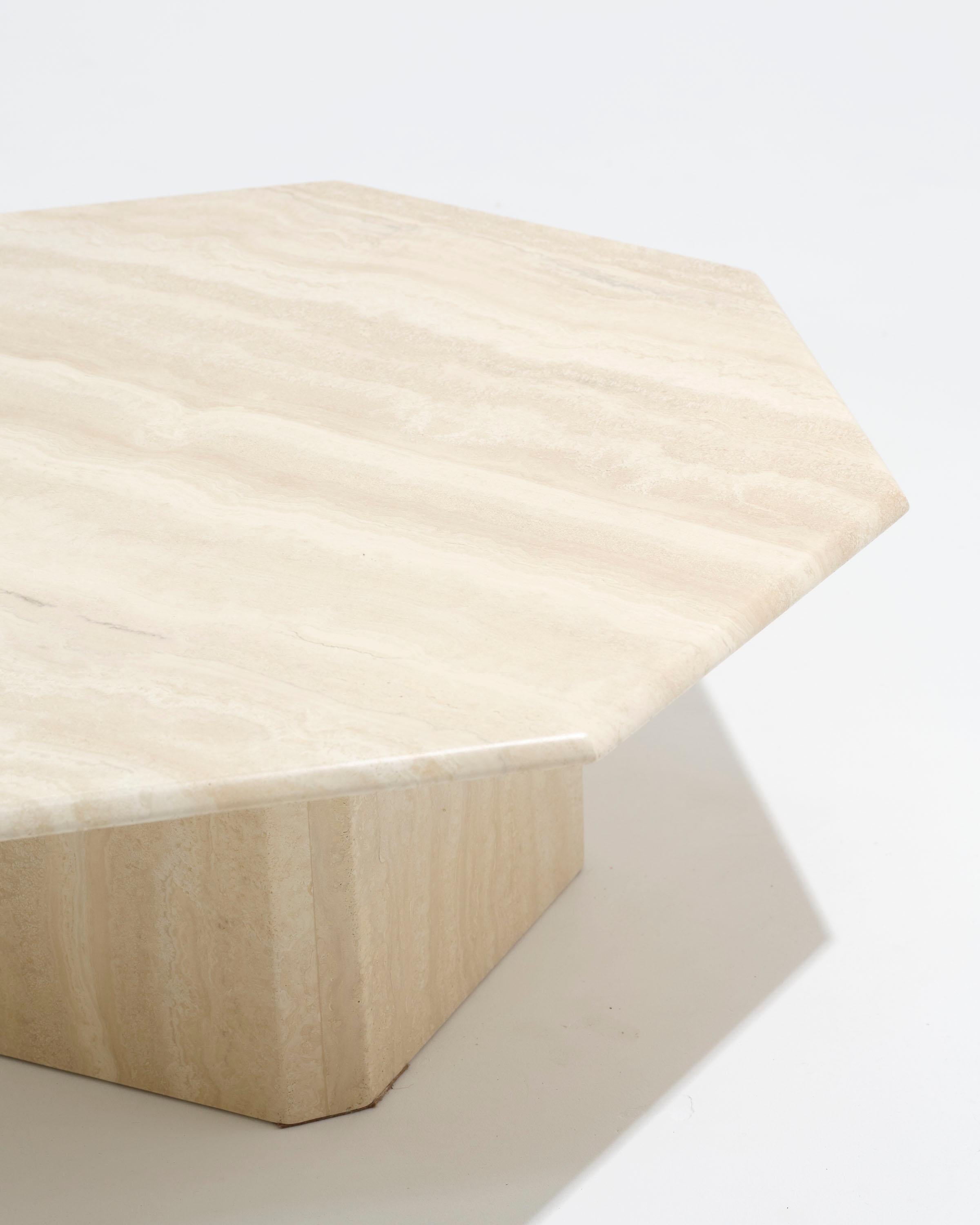 Mesa de centro octogonal de travertino, años 70 en venta 2
