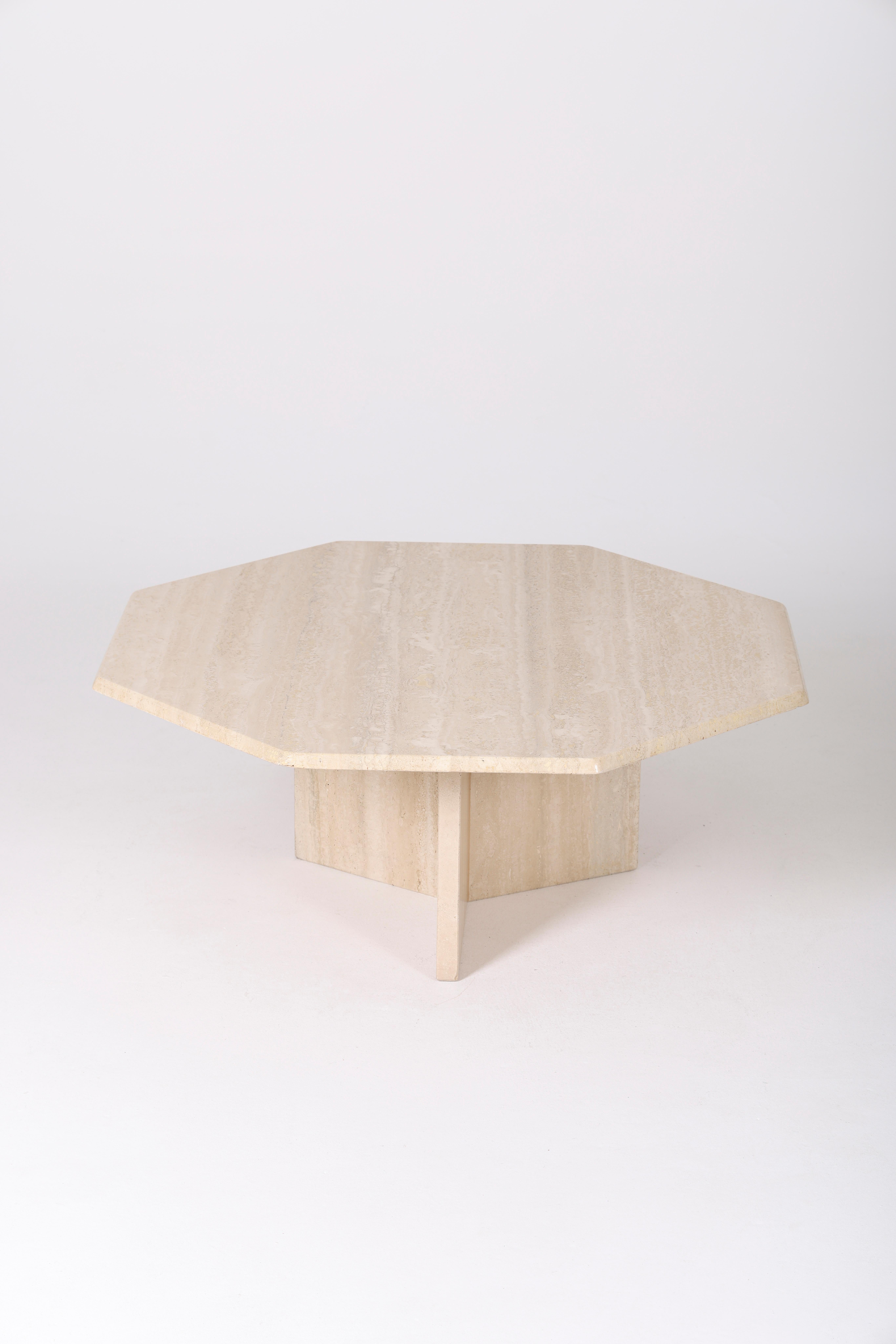 Octagonal coffee table in travertine. Italian design from the 80s. Octagonal top with rounded corners, placed on a 3-legged base. Very good condition.
LP984.
