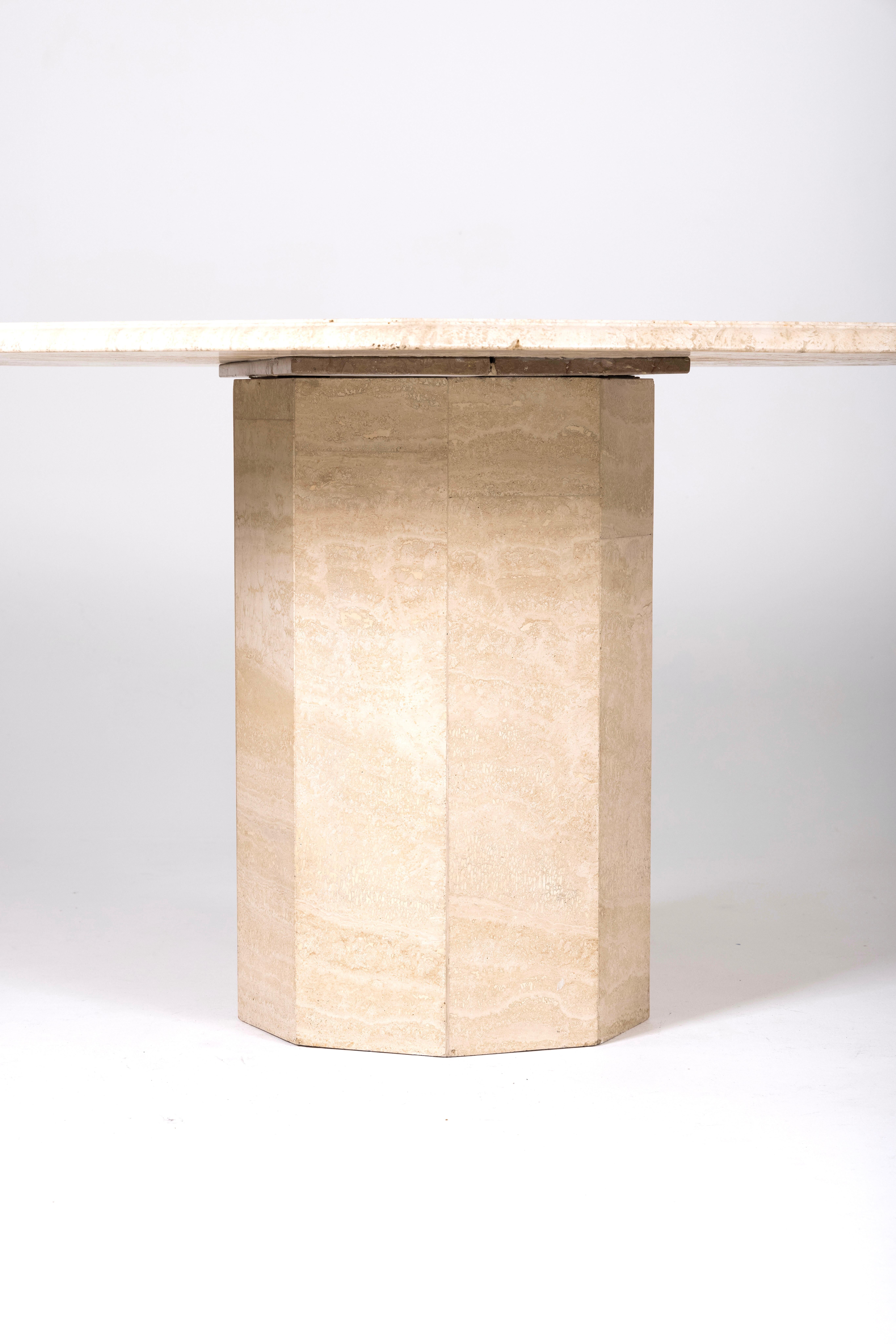 Octagonal travertine dining table. In Good Condition For Sale In PARIS, FR