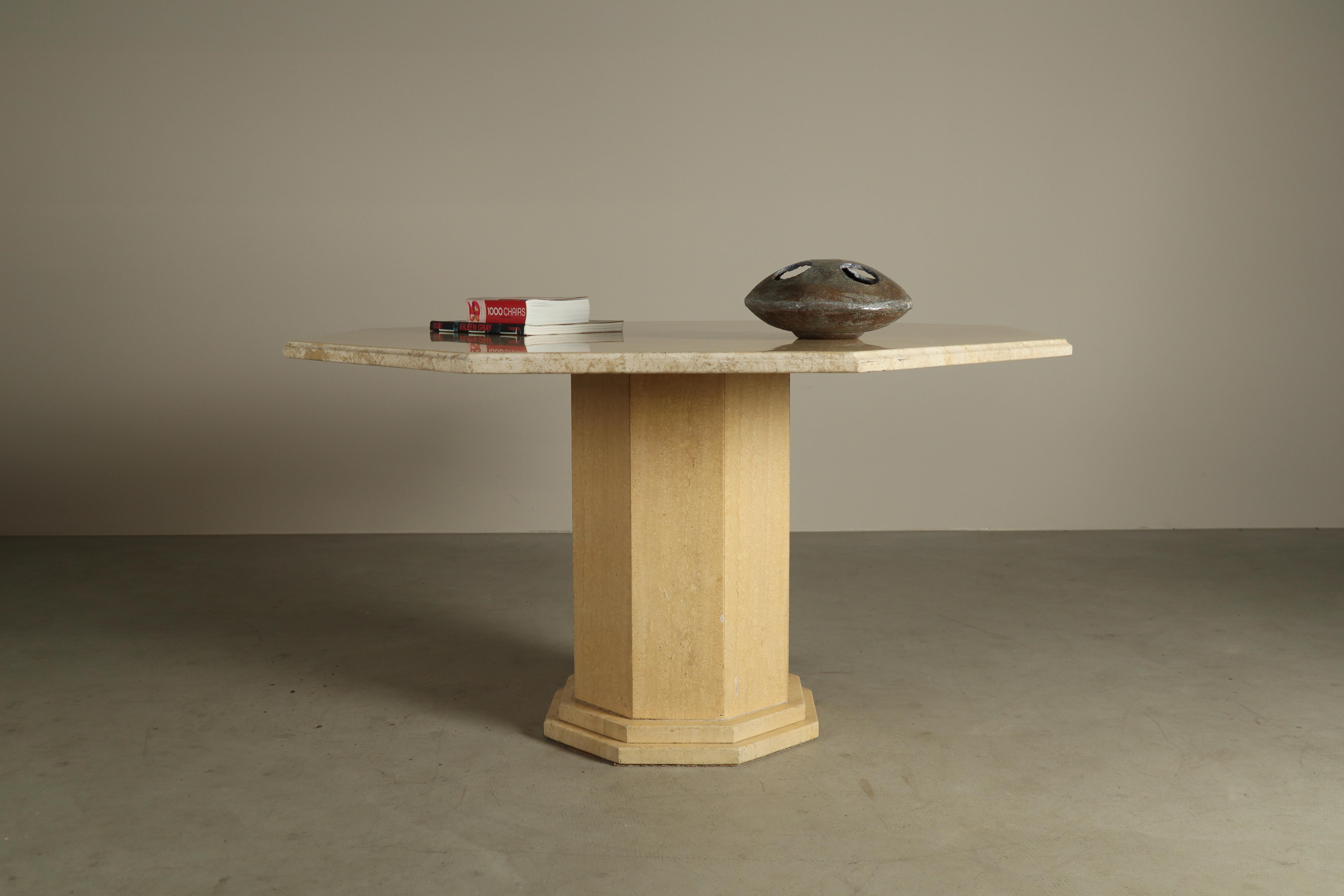 Mesa de comedor octogonal de travertino, Italia Años 70 en venta 5