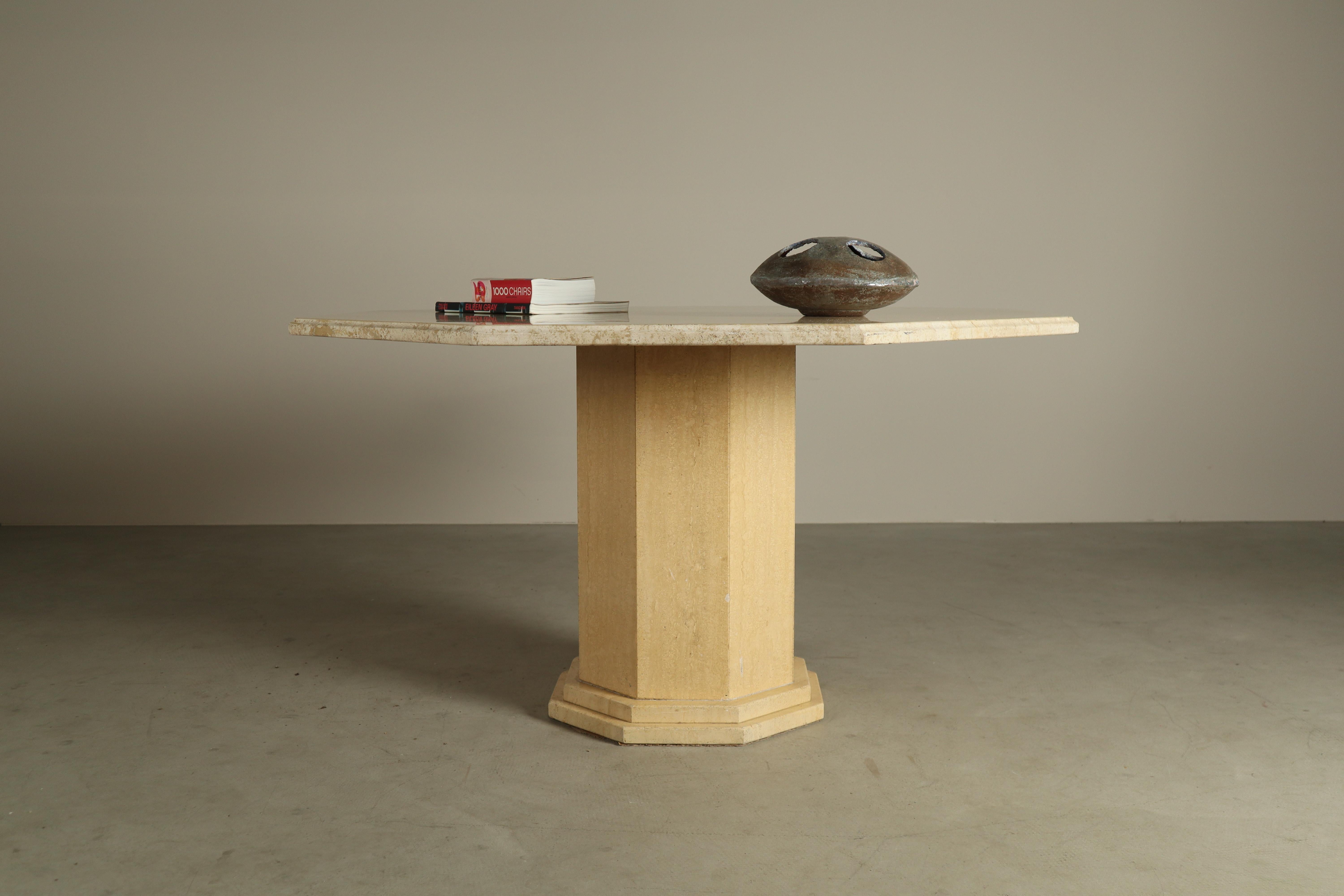 Mesa de comedor octogonal de travertino, Italia Años 70 en venta 6