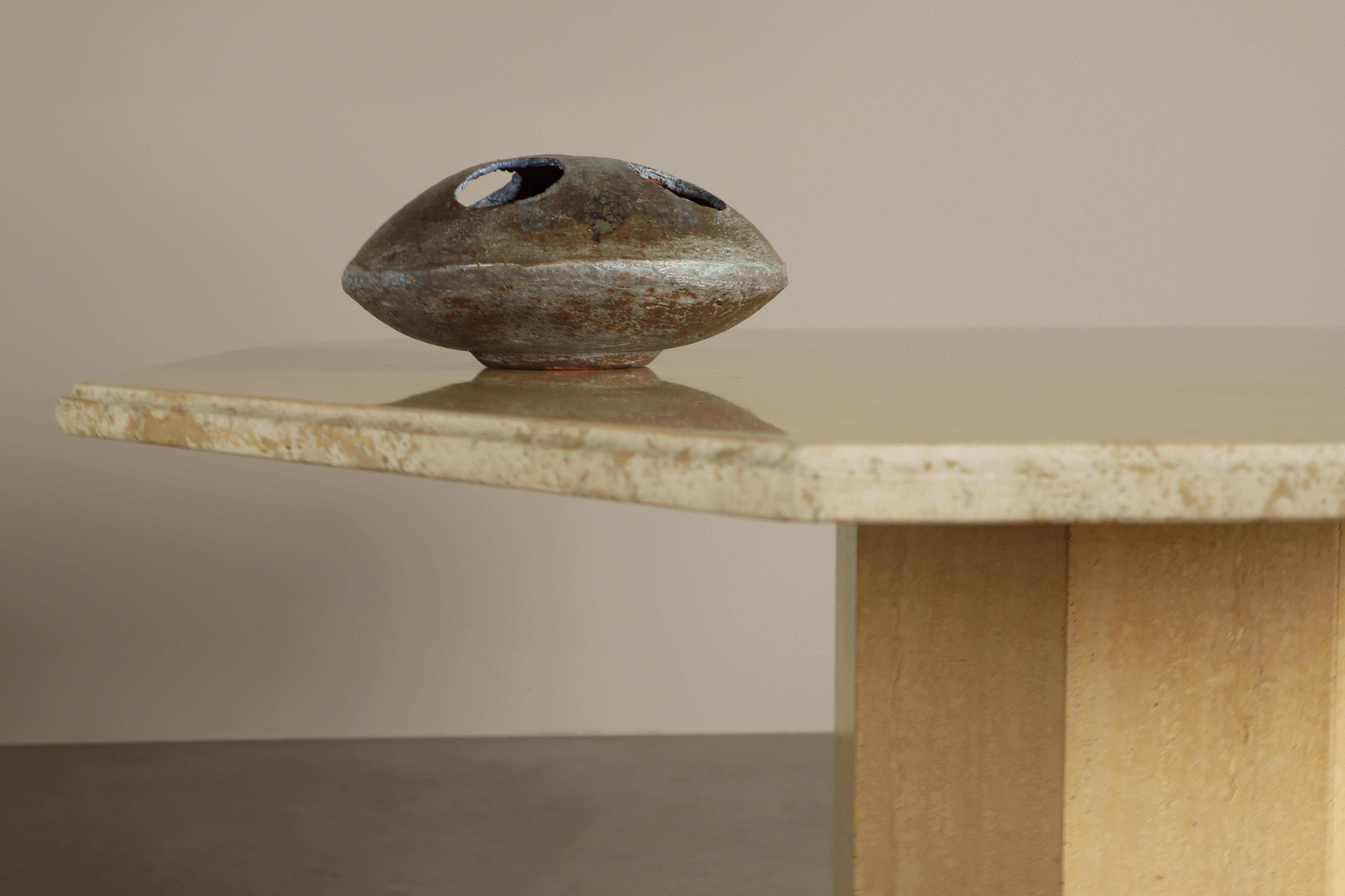 Mesa de comedor octogonal de travertino, Italia Años 70 en venta 7