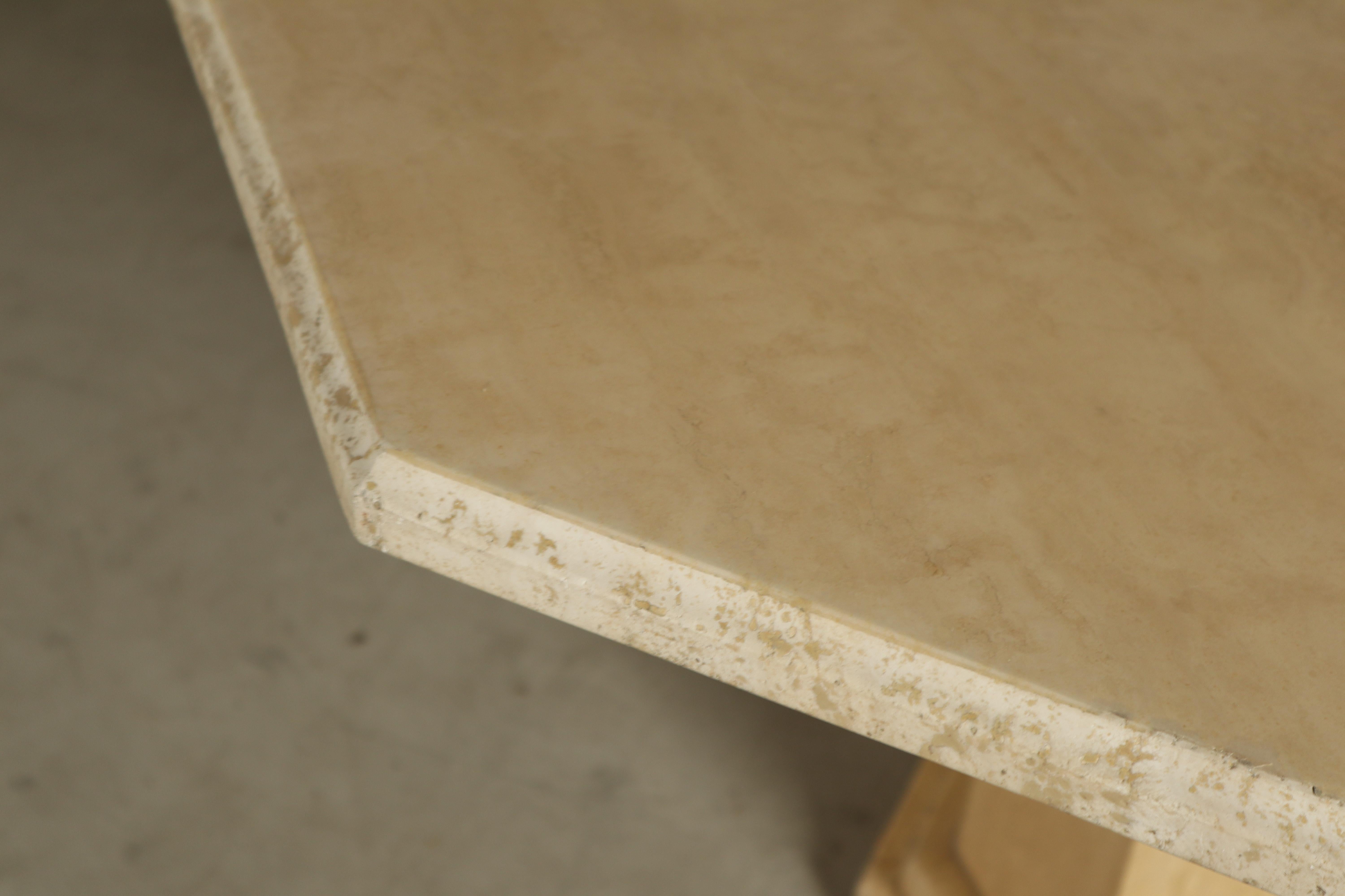 Mesa de comedor octogonal de travertino, Italia Años 70 en venta 8