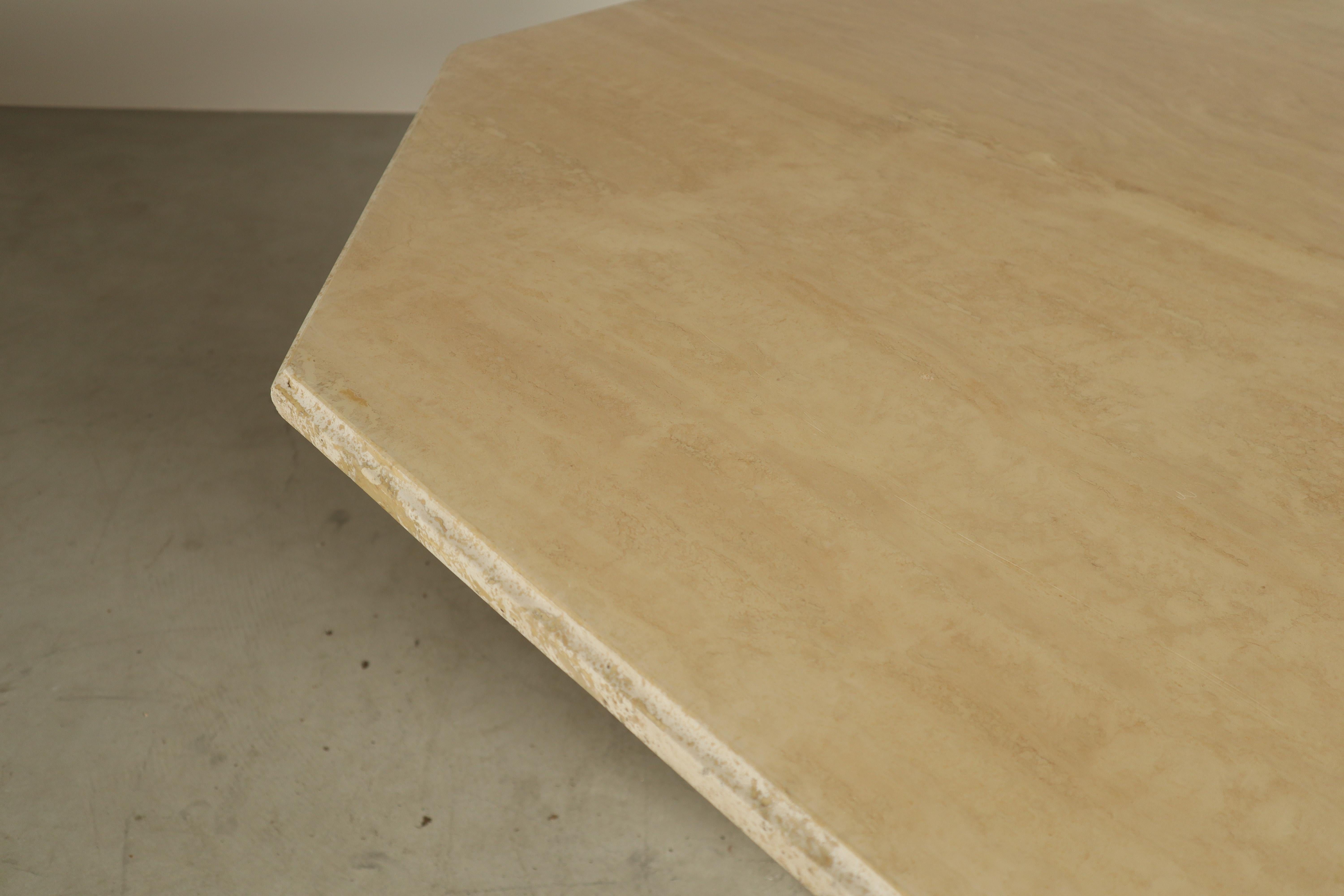 Mesa de comedor octogonal de travertino, Italia Años 70 en venta 10