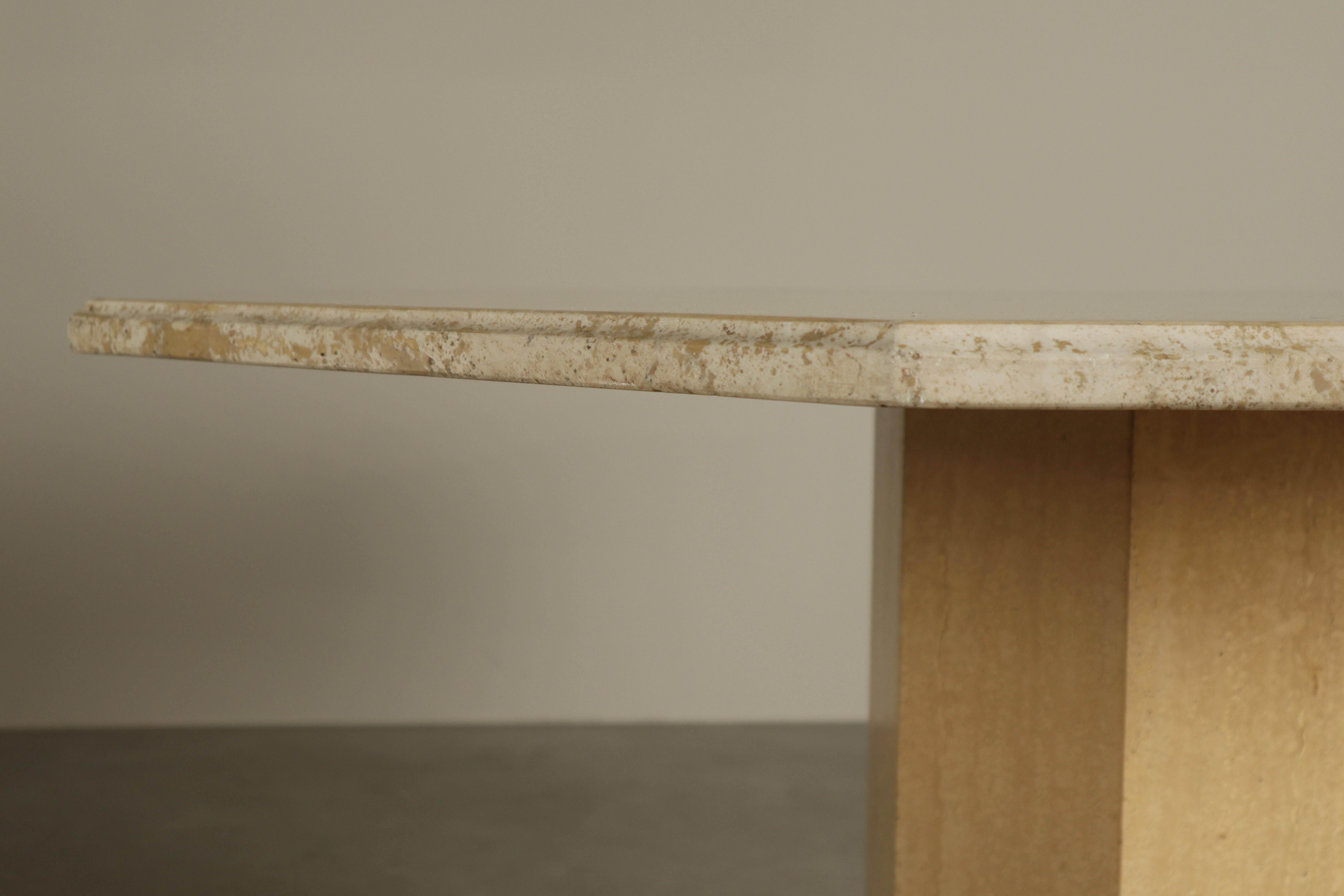 Mesa de comedor octogonal de travertino, Italia Años 70 Posmoderno en venta