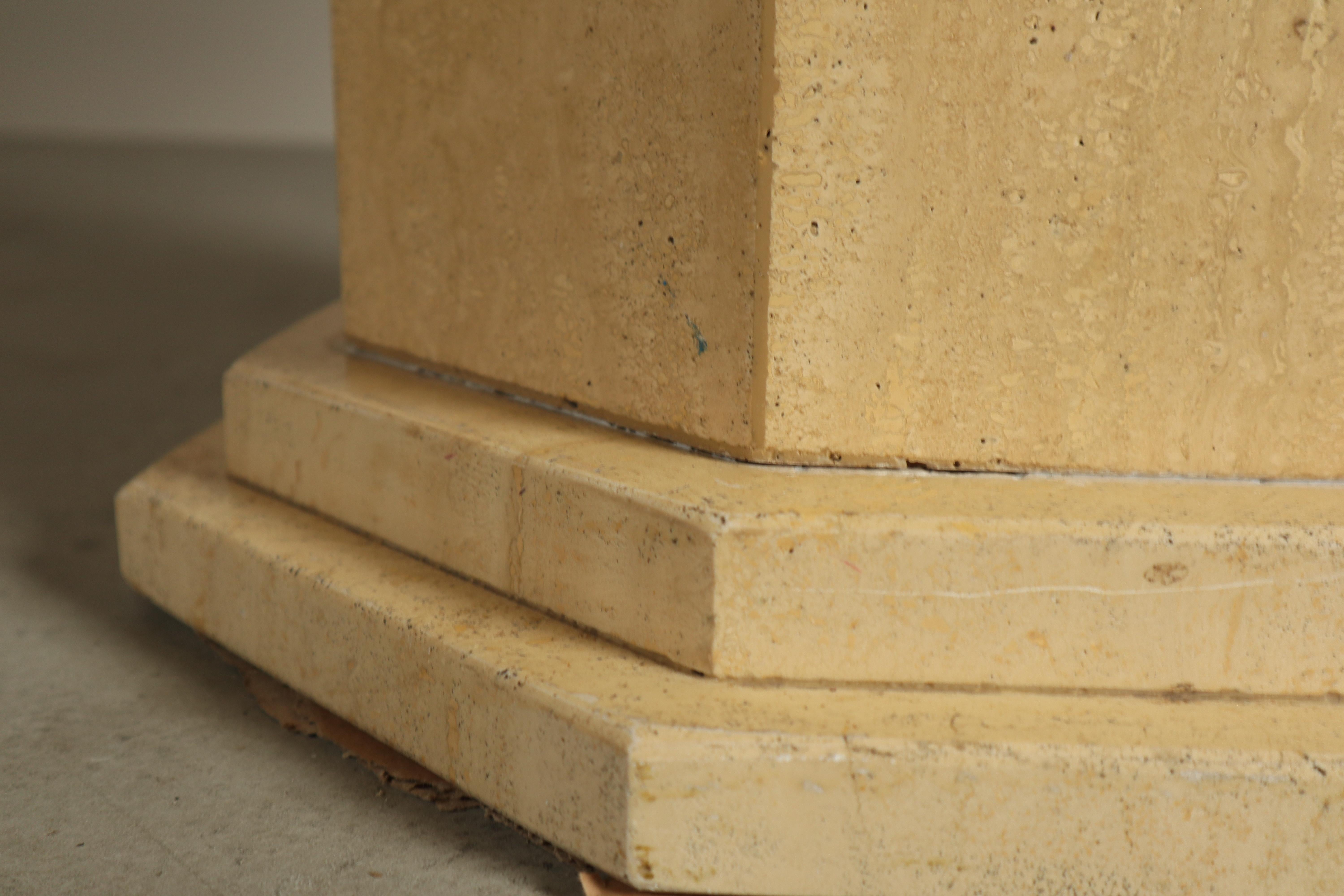 Mesa de comedor octogonal de travertino, Italia Años 70 siglo XX en venta