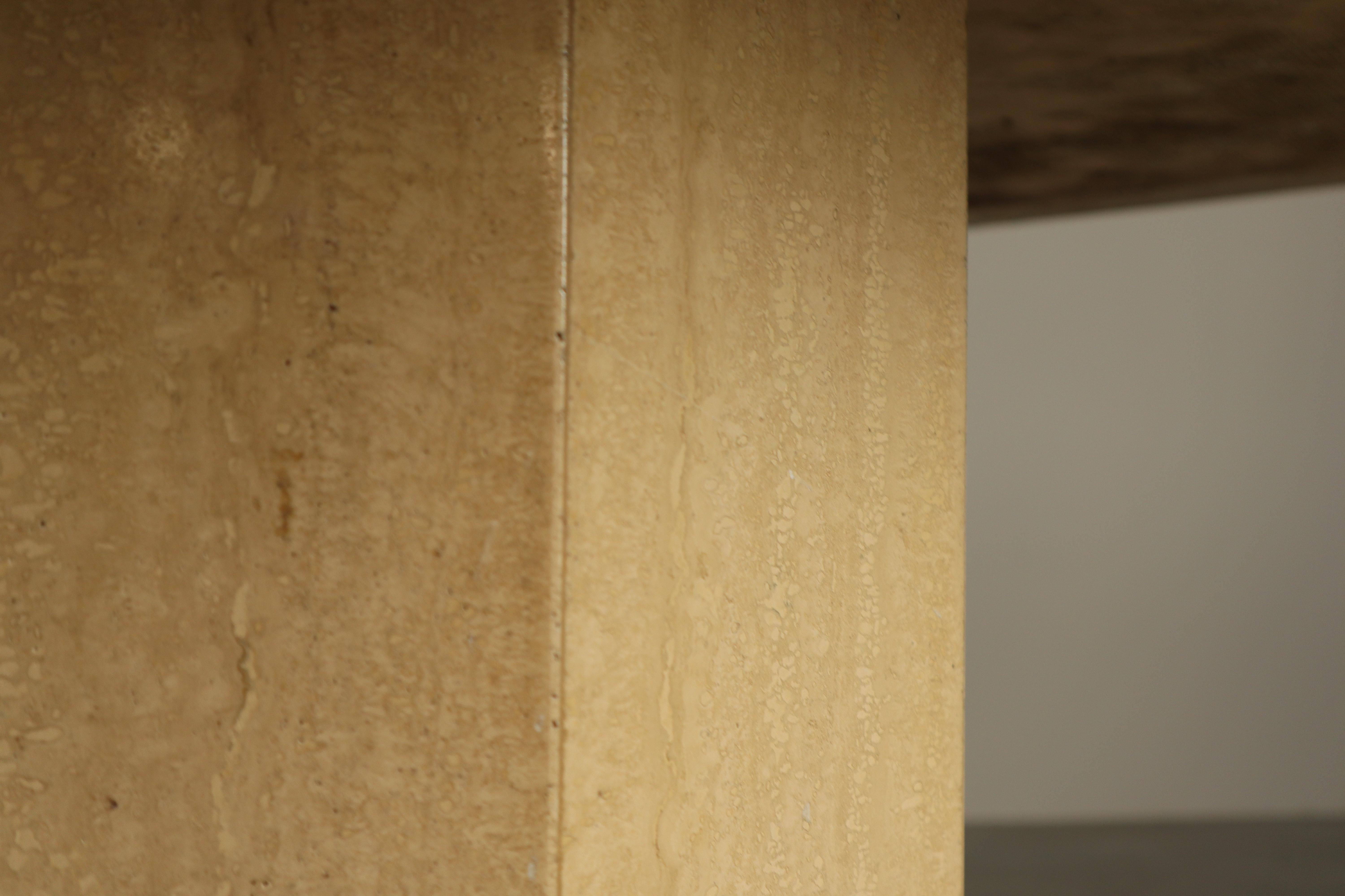 Mesa de comedor octogonal de travertino, Italia Años 70 en venta 1