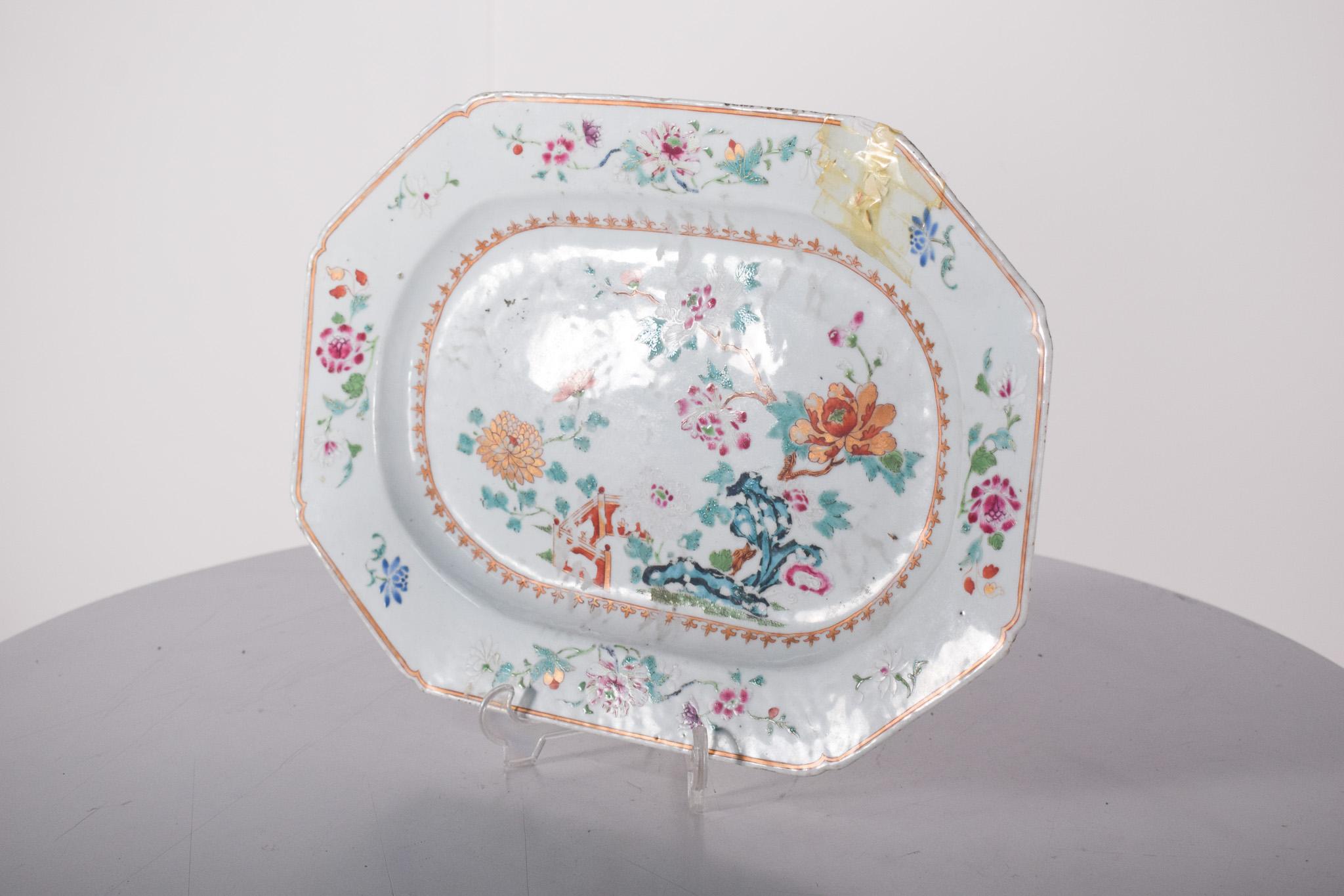 Bandeja octogonal de porcelana china para la exportación. Dinastía Qing, periodo Qianlong (1736-1795). Decoración policromada y dorada, con flores.
El motivo central presenta una delicada composición floral, con ramas de peonías, crisantemos y