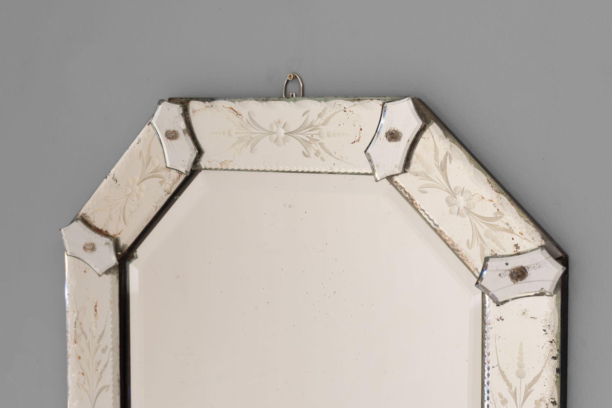 Espejo octogonal alargado veneciano francés. Alrededor de 1880.

Alto 69 cm x Ancho 56 cm x Fondo 4 cm