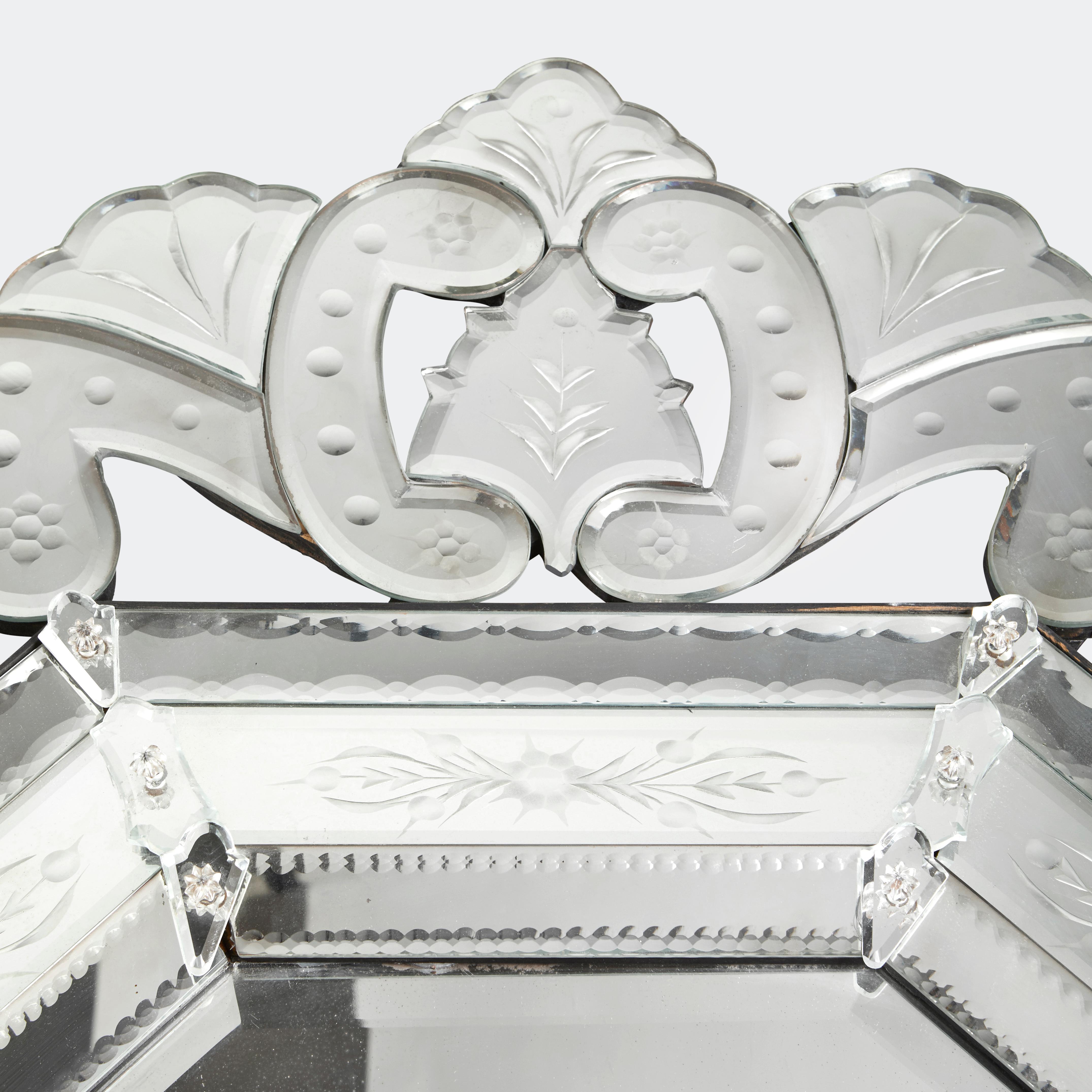 Achteckiger venezianischer Spiegel mit einer Wappenplatte (Italienisch) im Angebot