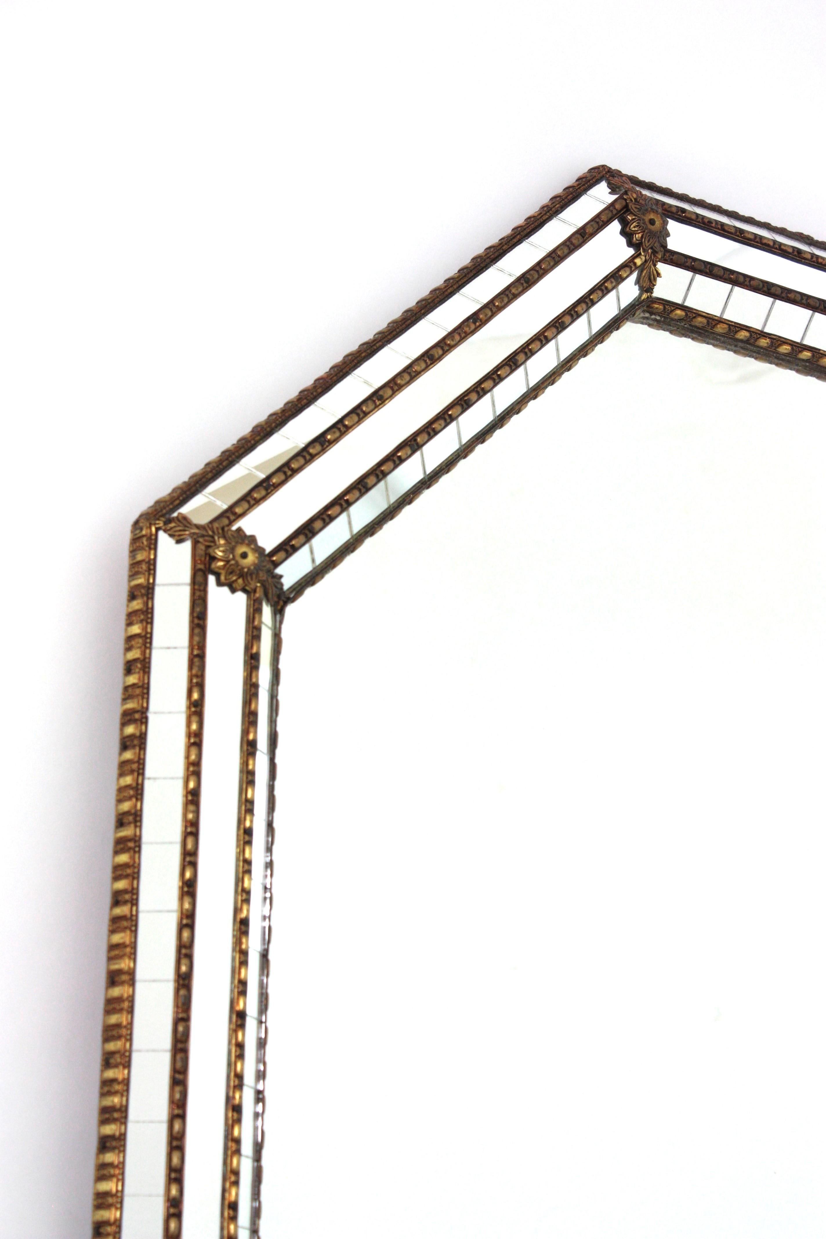 Achteckiger venezianischer moderner großer Wandspiegel mit Messingdetails im Angebot 4