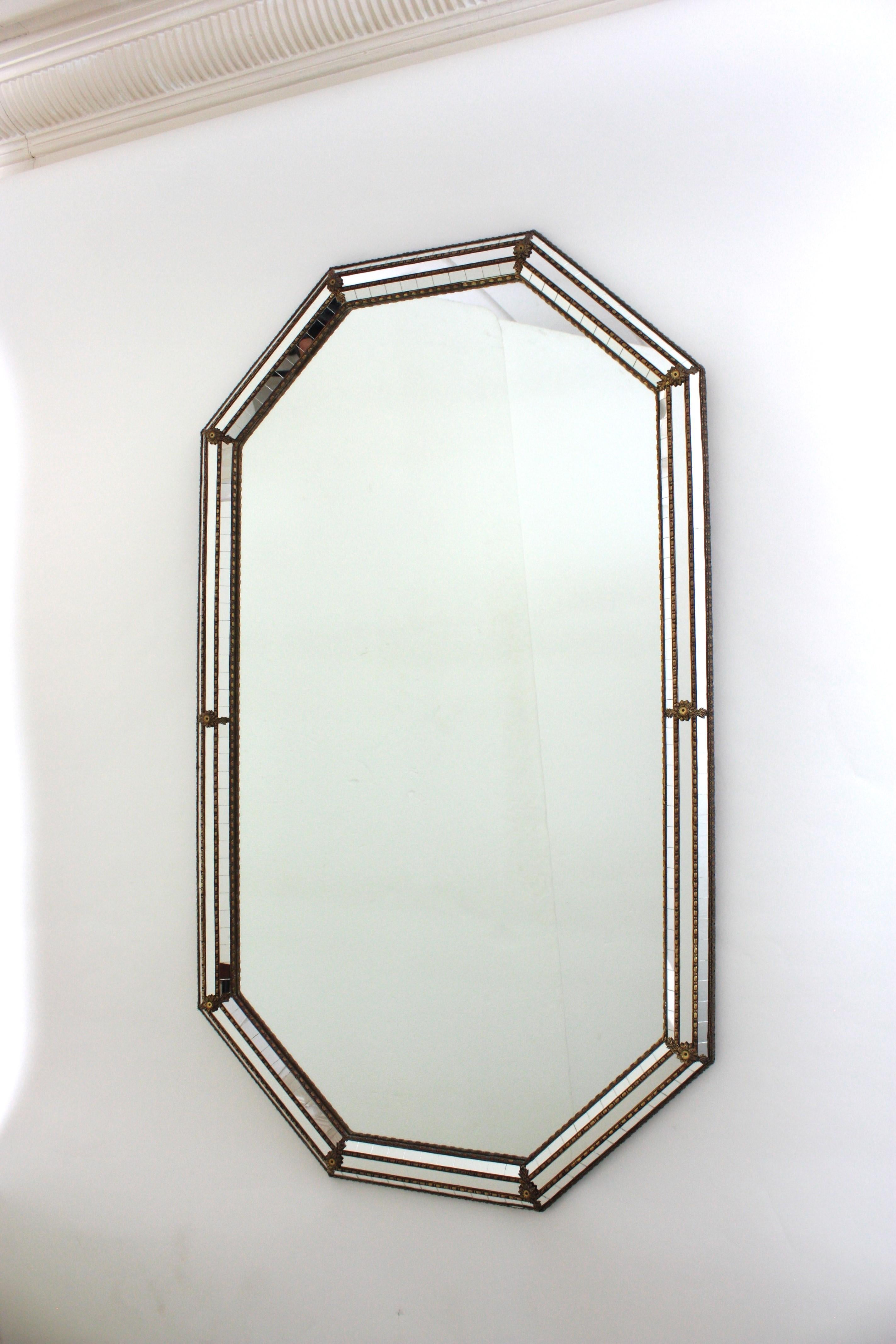 Achteckiger venezianischer moderner großer Wandspiegel mit Messingdetails im Angebot 5
