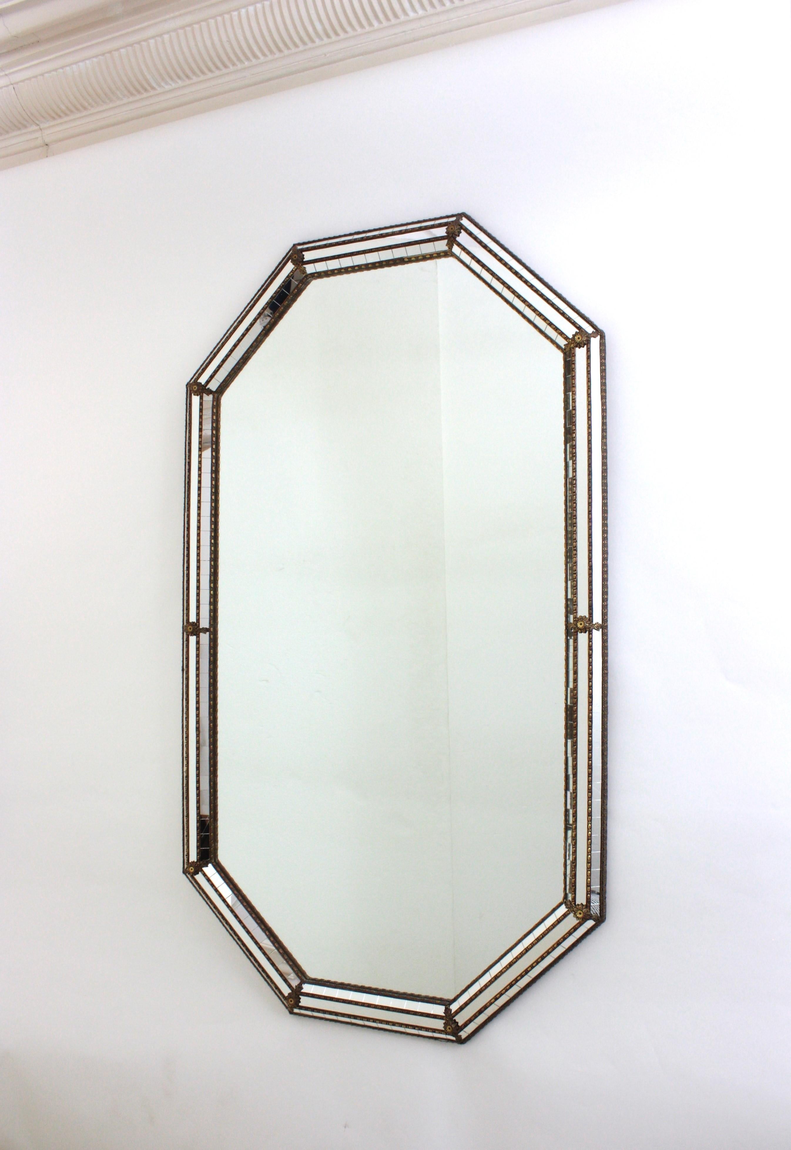 Achteckiger venezianischer moderner großer Wandspiegel mit Messingdetails im Angebot 6