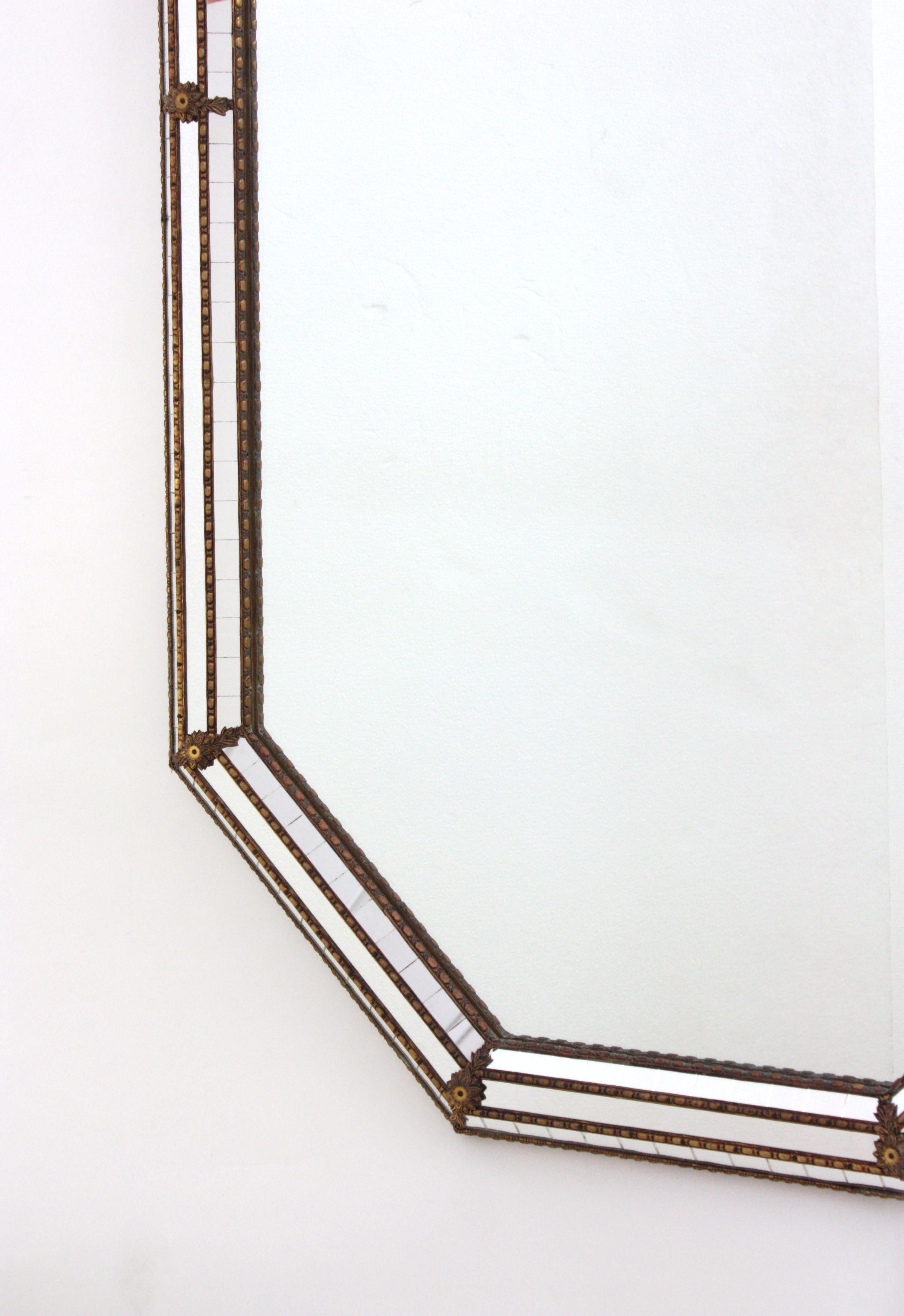 Achteckiger venezianischer moderner großer Wandspiegel mit Messingdetails im Angebot 7