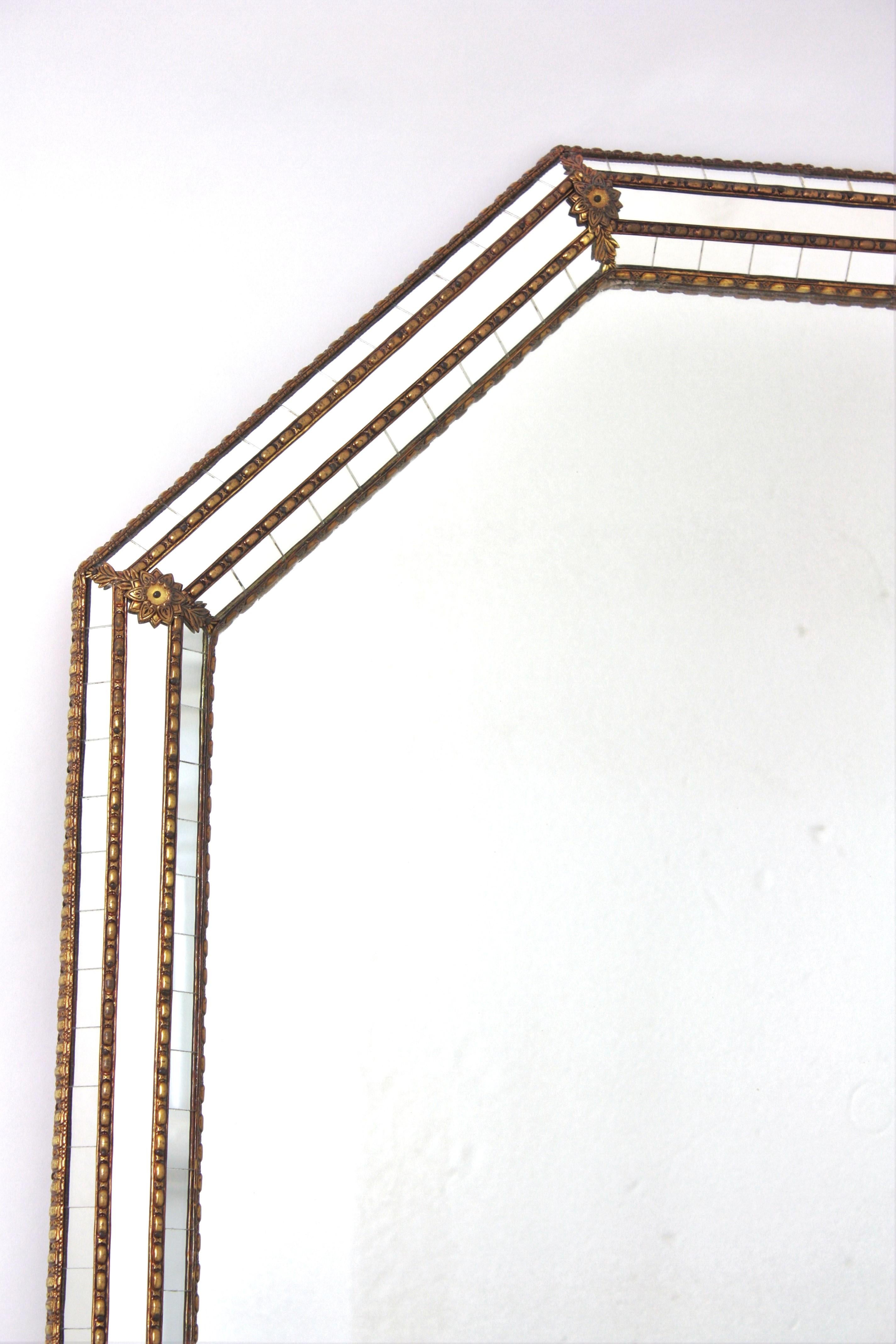 Achteckiger venezianischer moderner großer Wandspiegel mit Messingdetails (Moderne der Mitte des Jahrhunderts) im Angebot