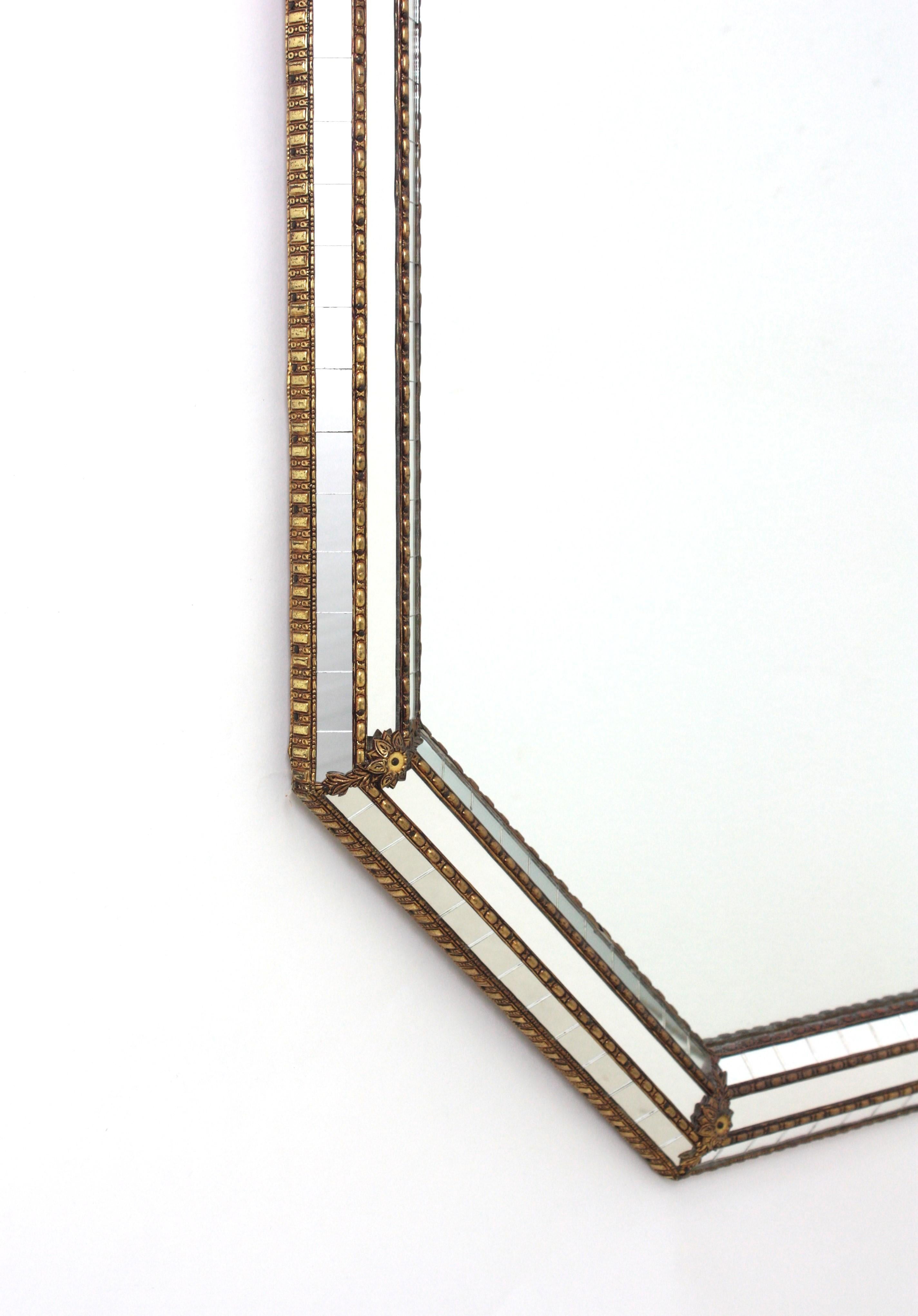 Achteckiger venezianischer moderner großer Wandspiegel mit Messingdetails (Spanisch) im Angebot