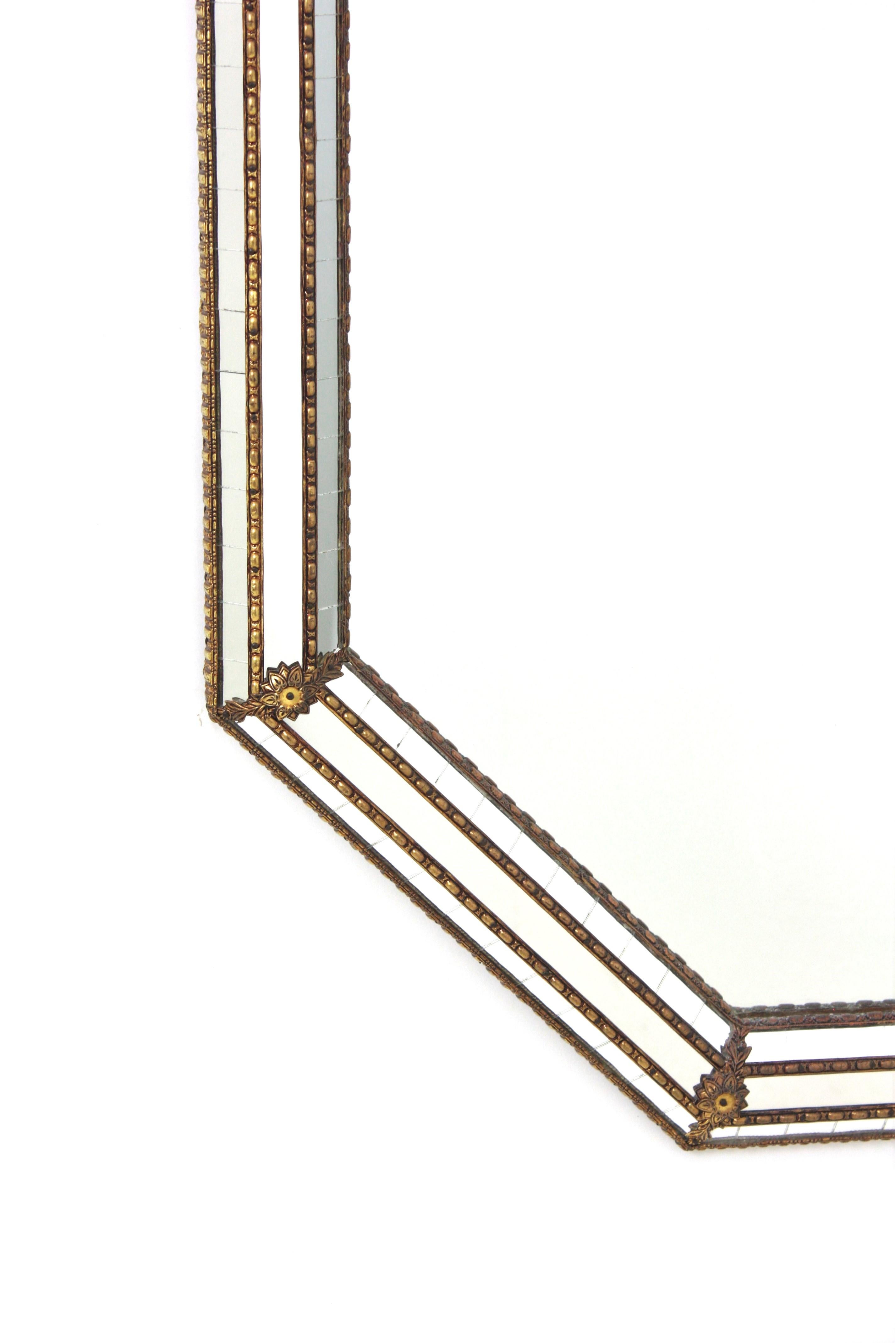 Achteckiger venezianischer moderner großer Wandspiegel mit Messingdetails (20. Jahrhundert) im Angebot
