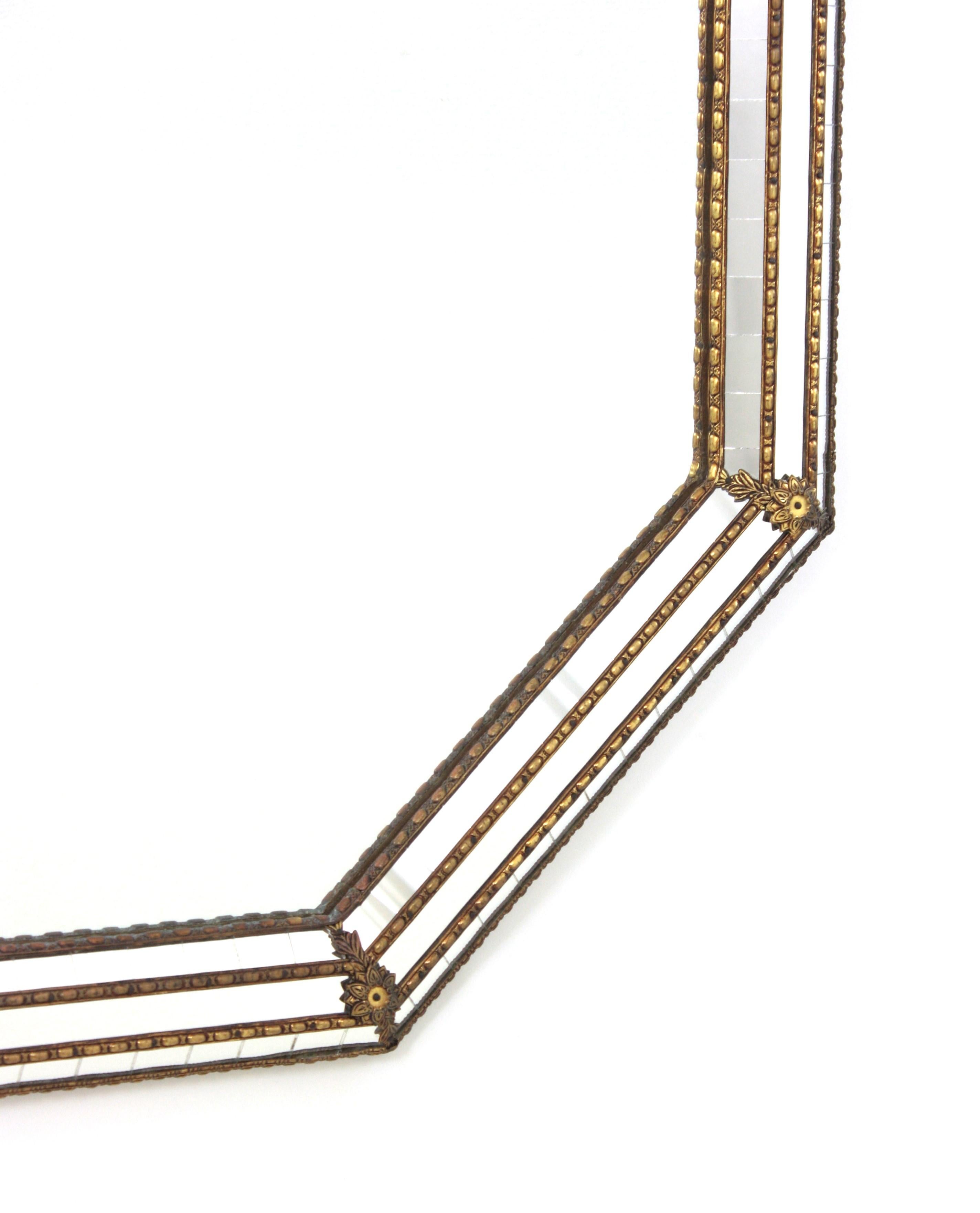 Achteckiger venezianischer moderner großer Wandspiegel mit Messingdetails im Angebot 1