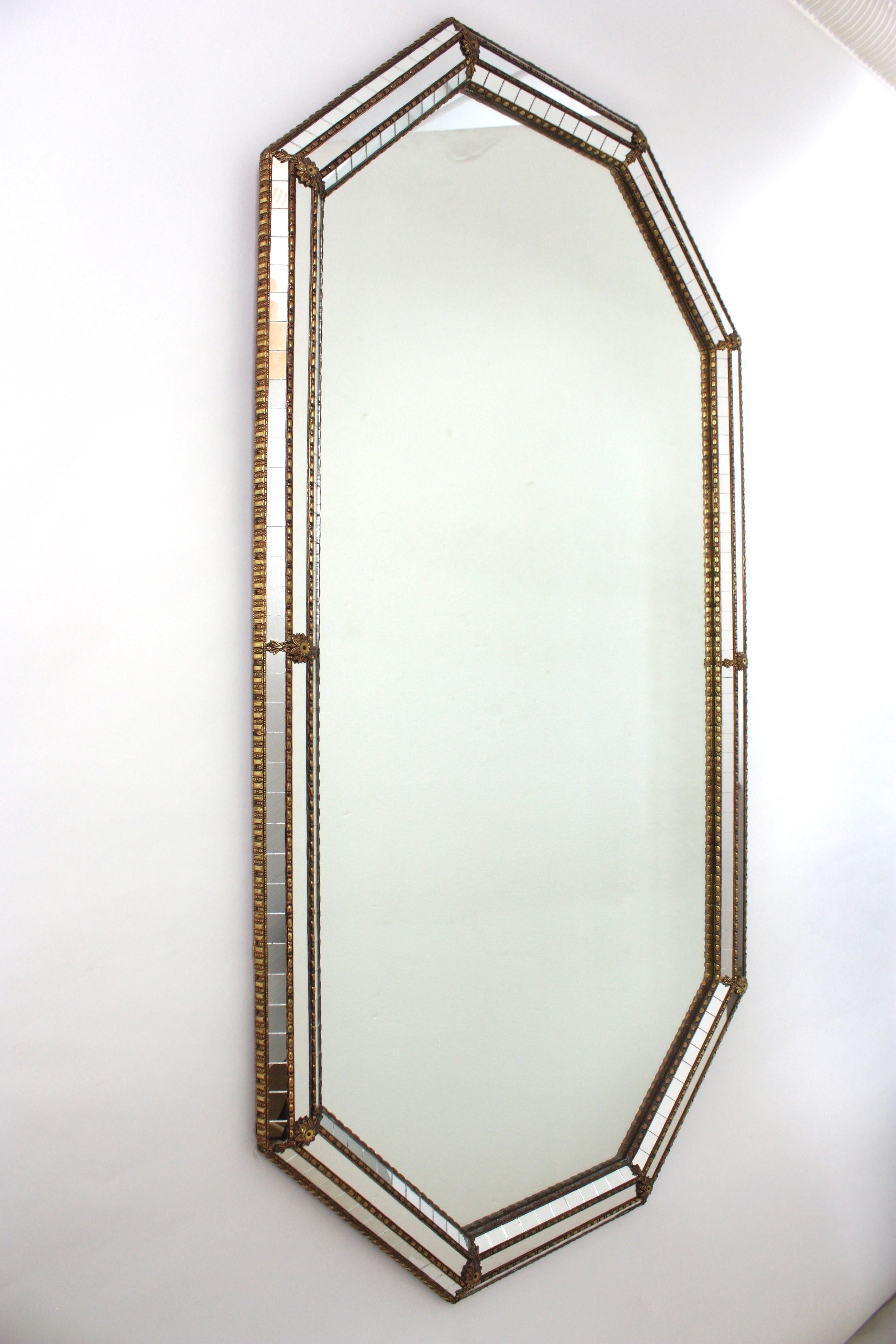 Achteckiger venezianischer moderner großer Wandspiegel mit Messingdetails im Angebot 3