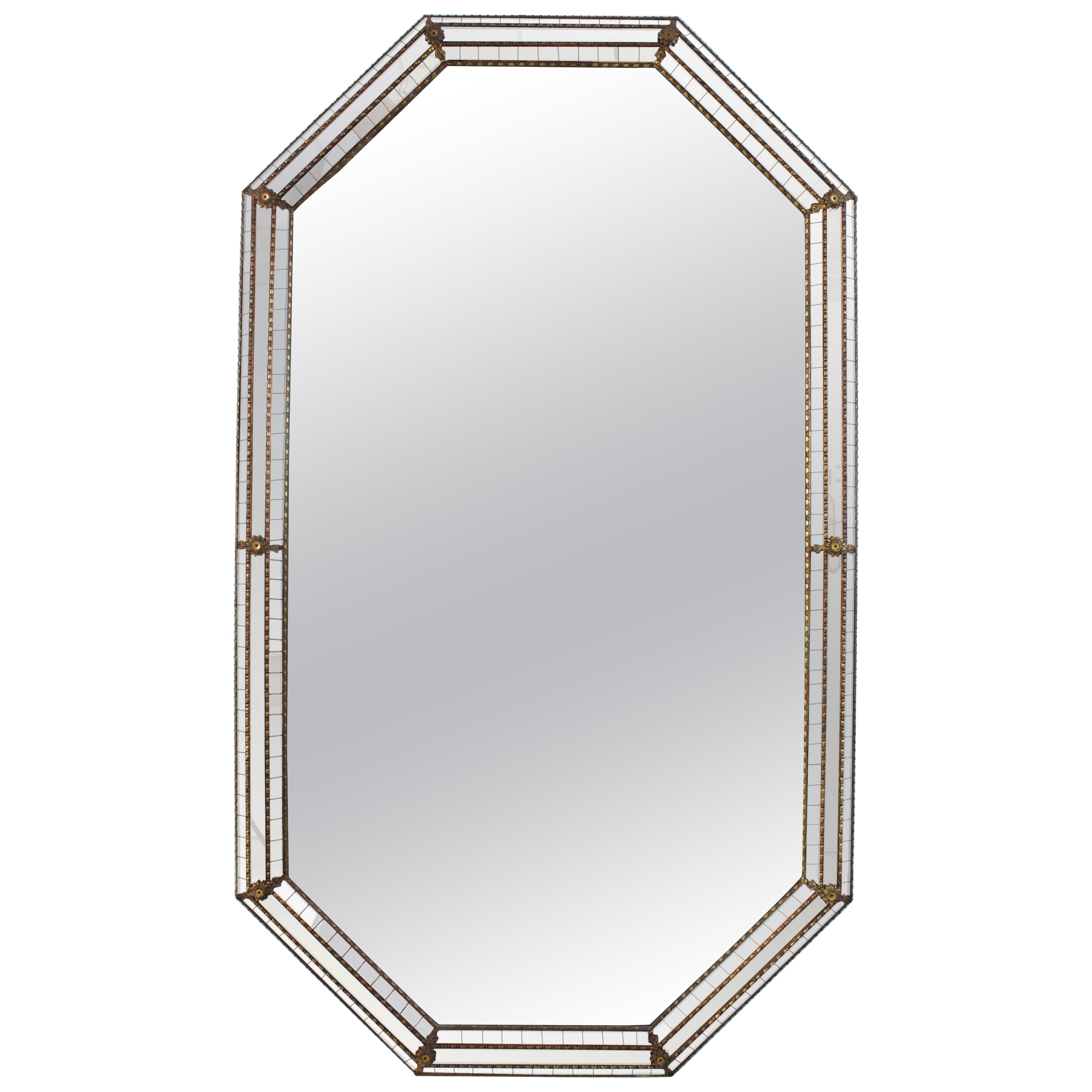 Achteckiger venezianischer moderner großer Wandspiegel mit Messingdetails im Angebot
