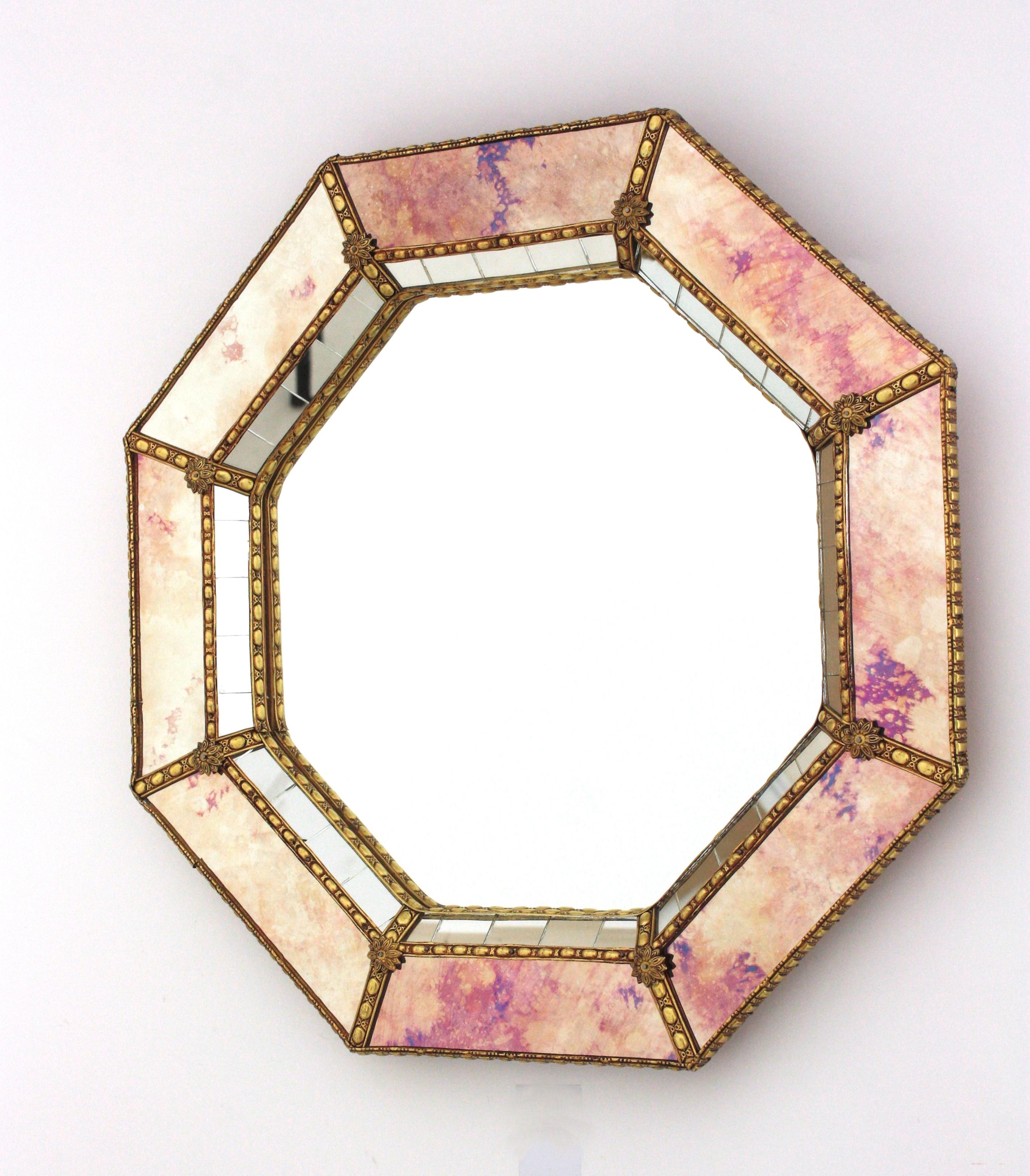 Miroir moderne vénitien octogonal aux teintes roses dorées et aux détails en laiton en vente 2