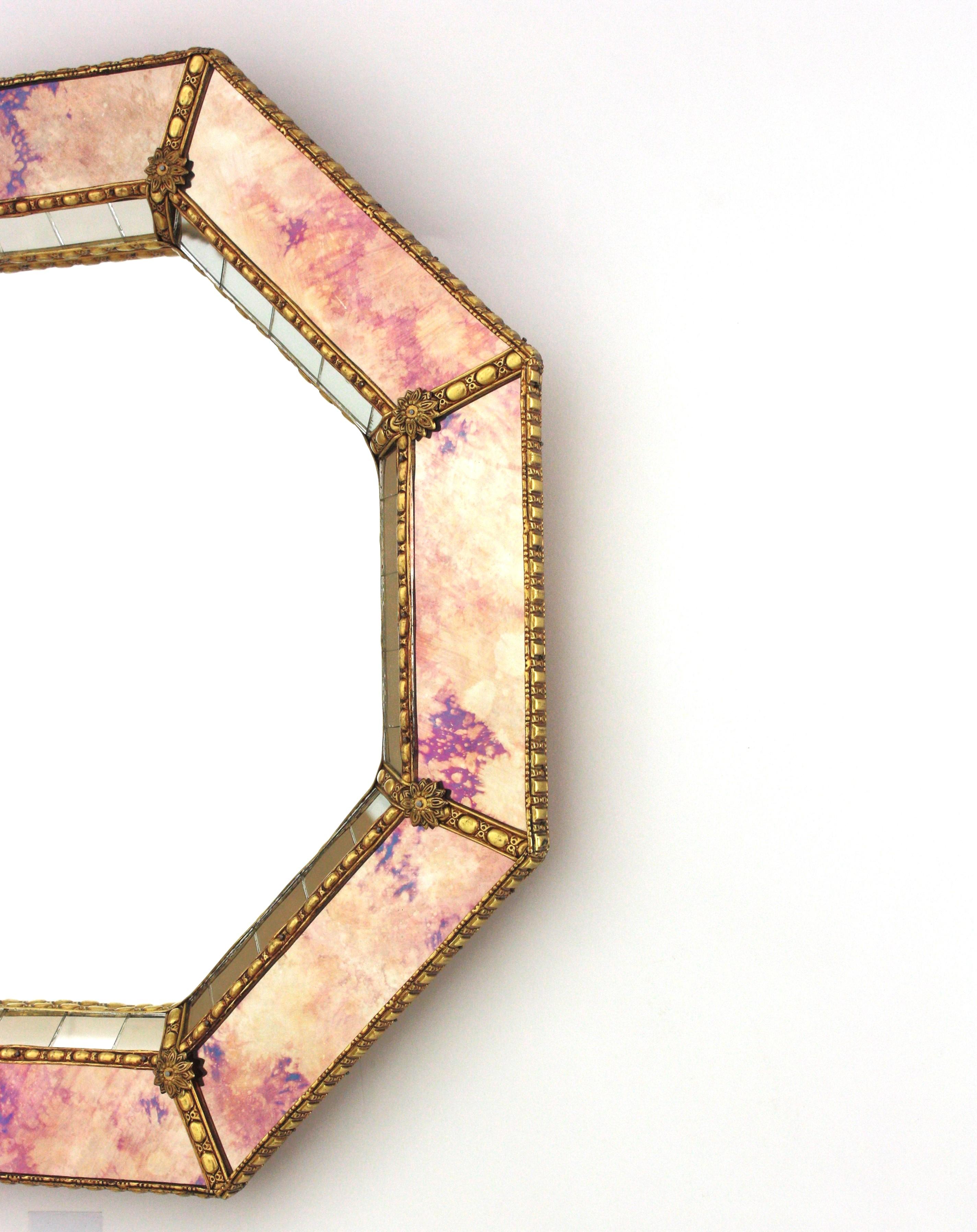 Miroir moderne vénitien octogonal aux teintes roses dorées et aux détails en laiton en vente 3