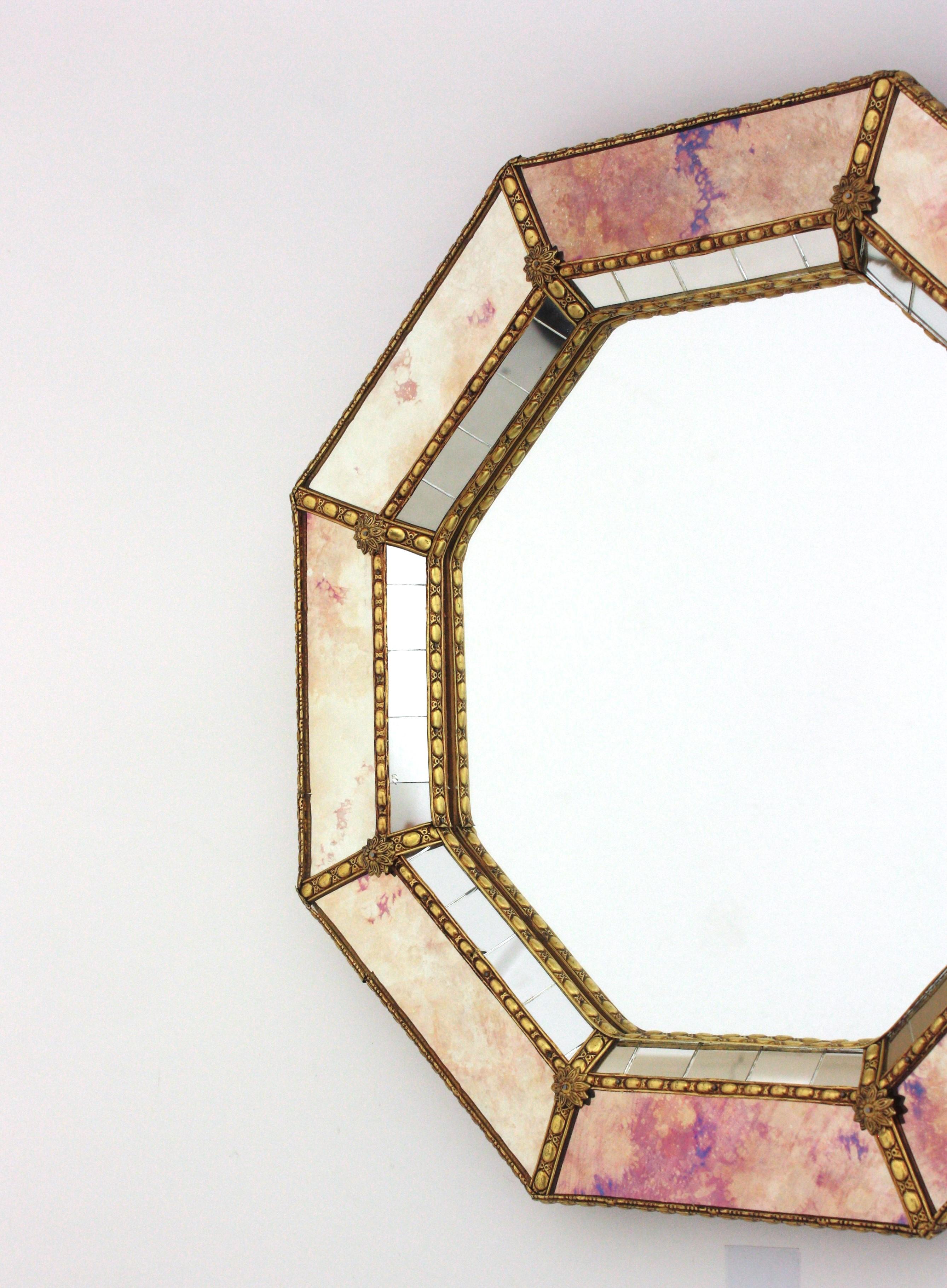Miroir moderne vénitien octogonal aux teintes roses dorées et aux détails en laiton en vente 4