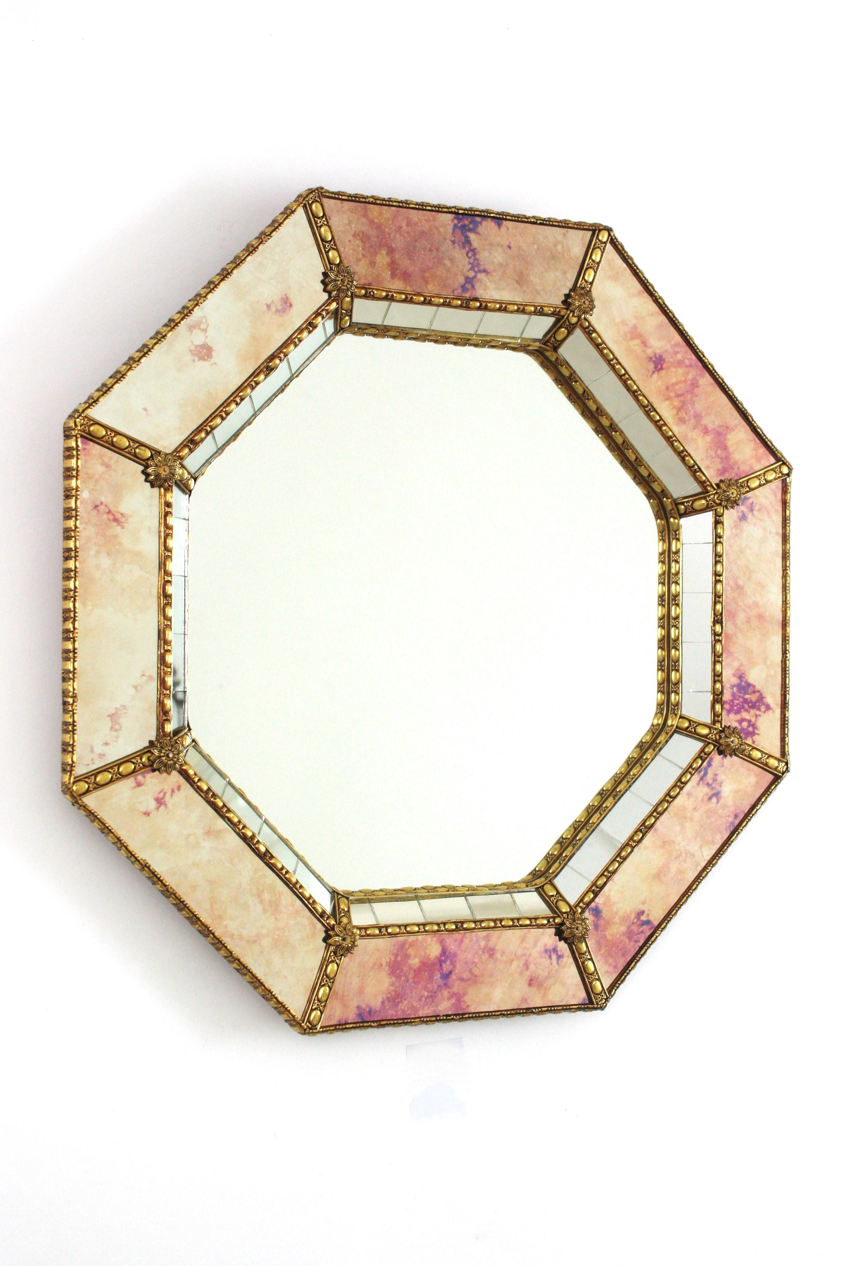 Hollywood Regency Miroir moderne vénitien octogonal aux teintes roses dorées et aux détails en laiton en vente