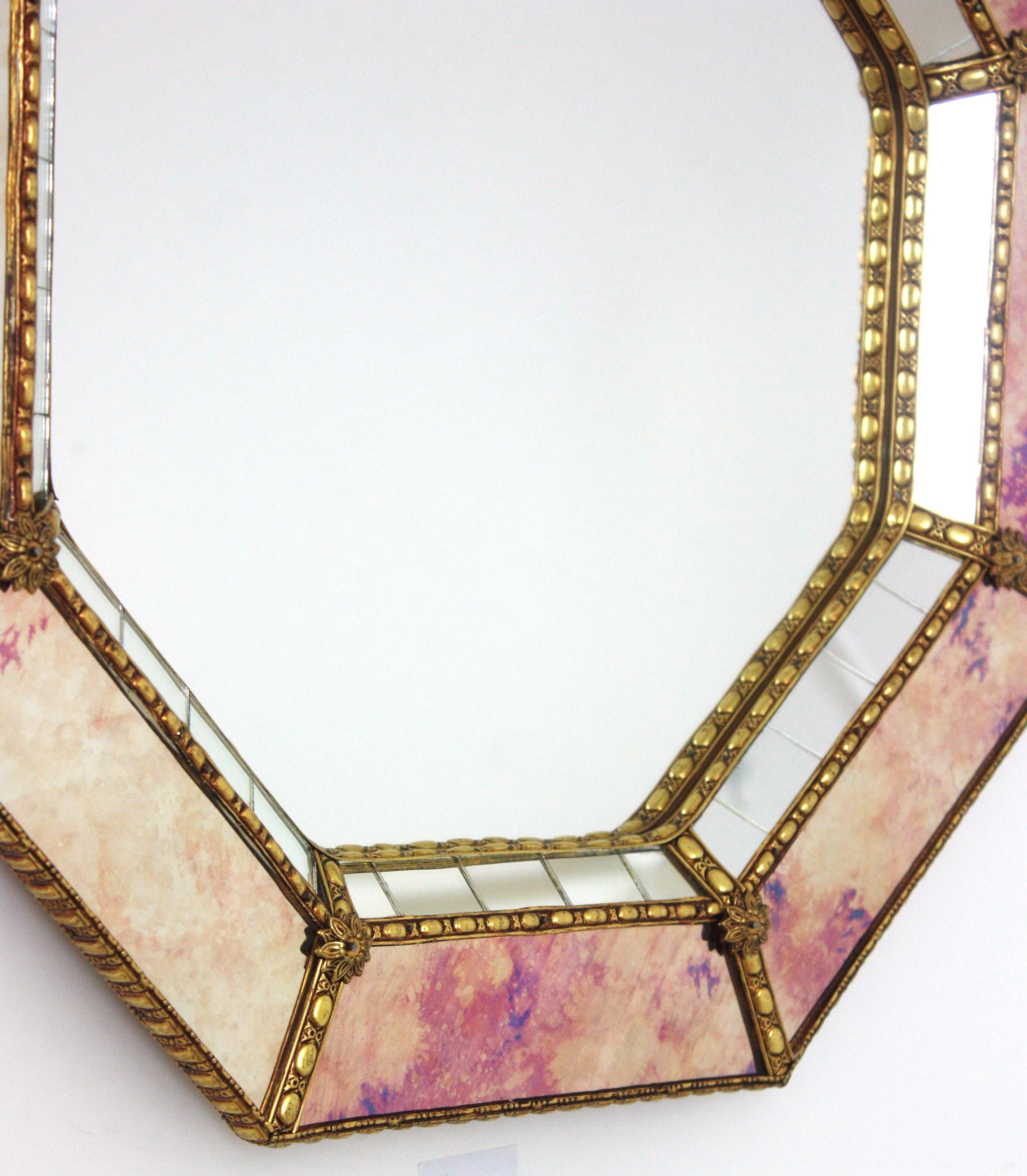 Espagnol Miroir moderne vénitien octogonal aux teintes roses dorées et aux détails en laiton en vente
