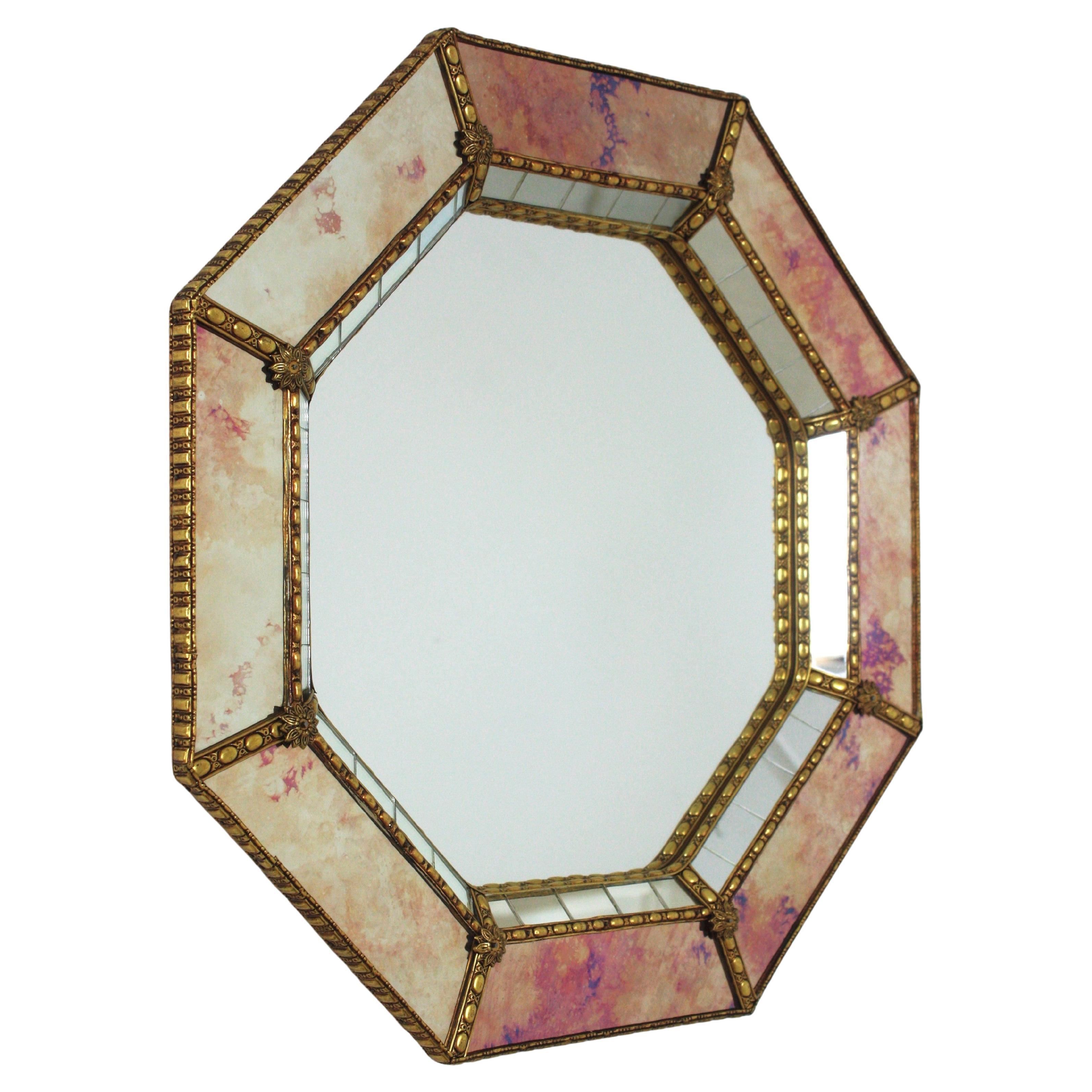 Fait main Miroir moderne vénitien octogonal aux teintes roses dorées et aux détails en laiton en vente