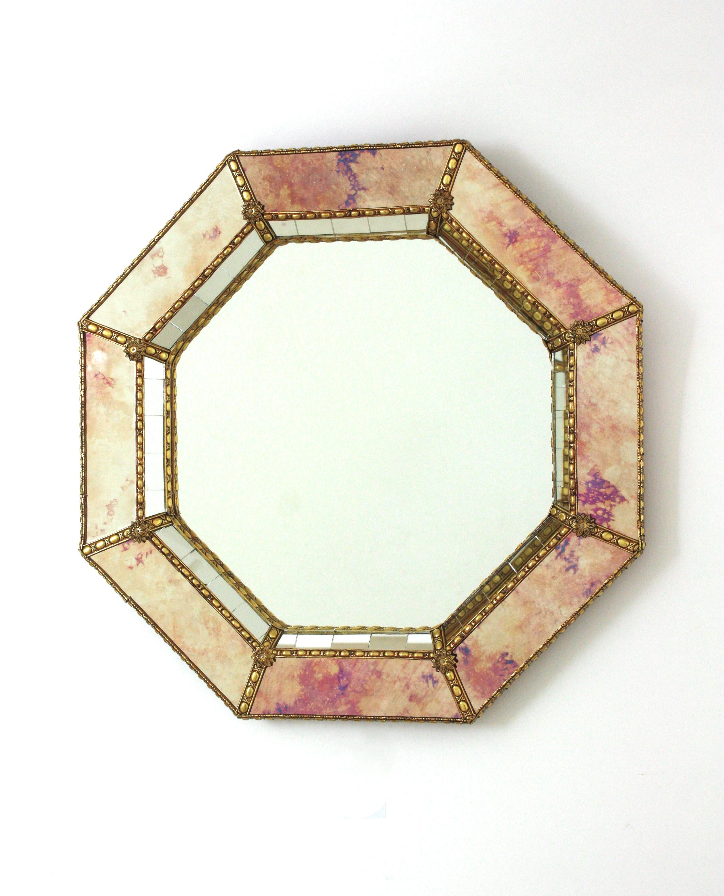 Métal Miroir moderne vénitien octogonal aux teintes roses dorées et aux détails en laiton en vente
