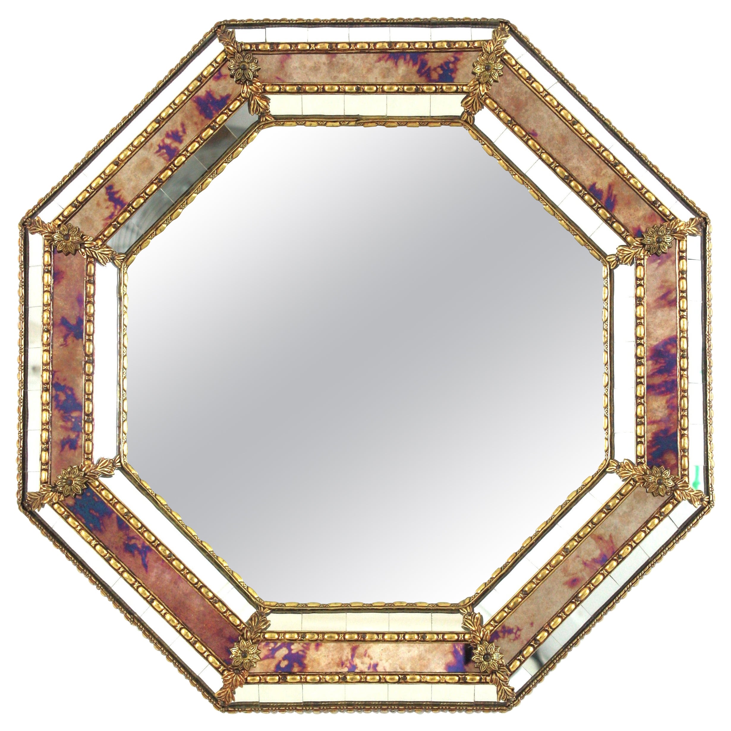 Specchio ottagonale veneziano moderno con sfumature rosa e viola e dettagli in ottone