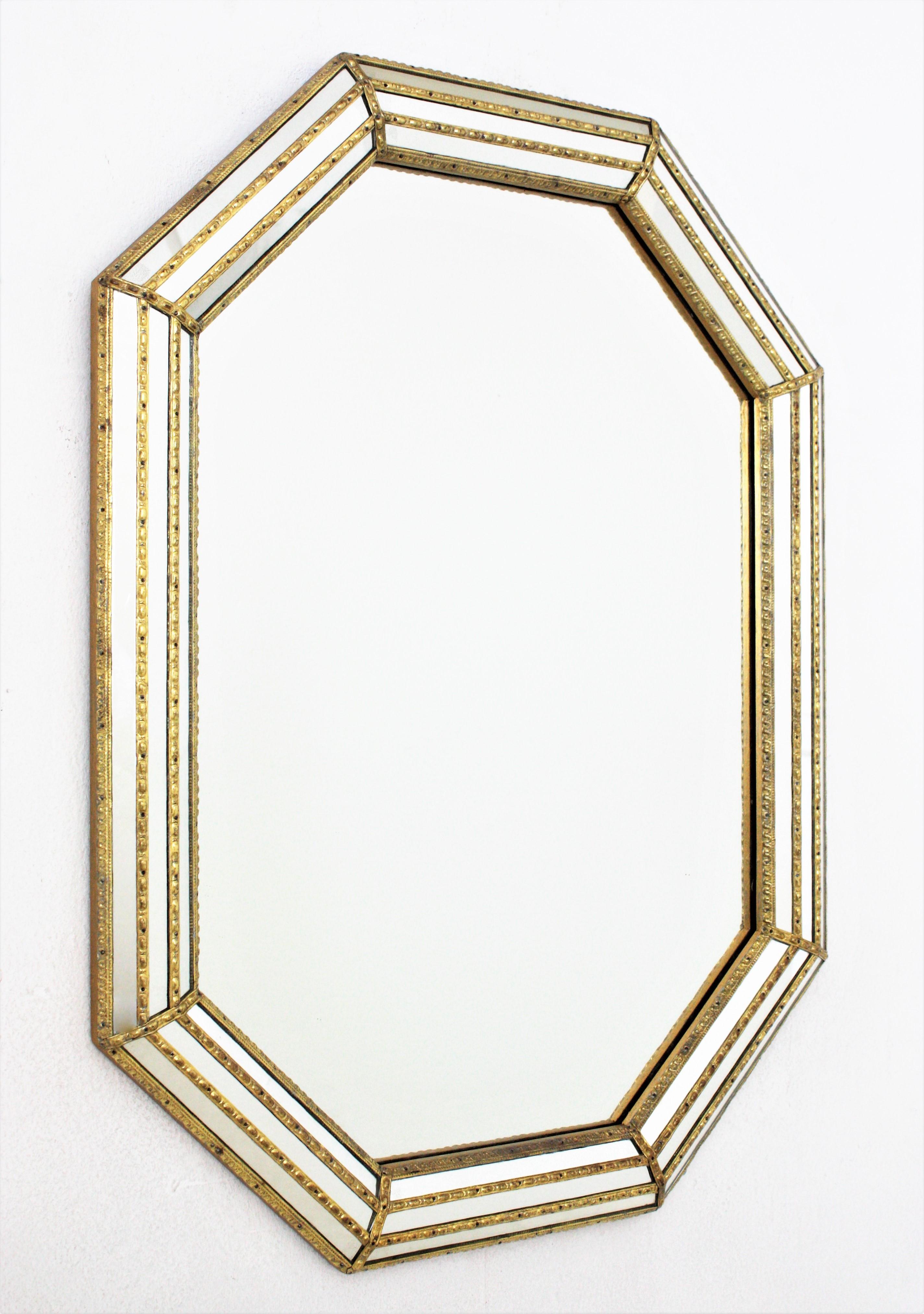 Venetian Modern Octagonal Mirror with Mirror and Brass Frame
Venetian style octagonal wall mirror with gilt metal accents, Spain, 1950s
This octagonal mirror has a triple mirror frame. The mirrored panels are adorned by metal patterns.
This wall