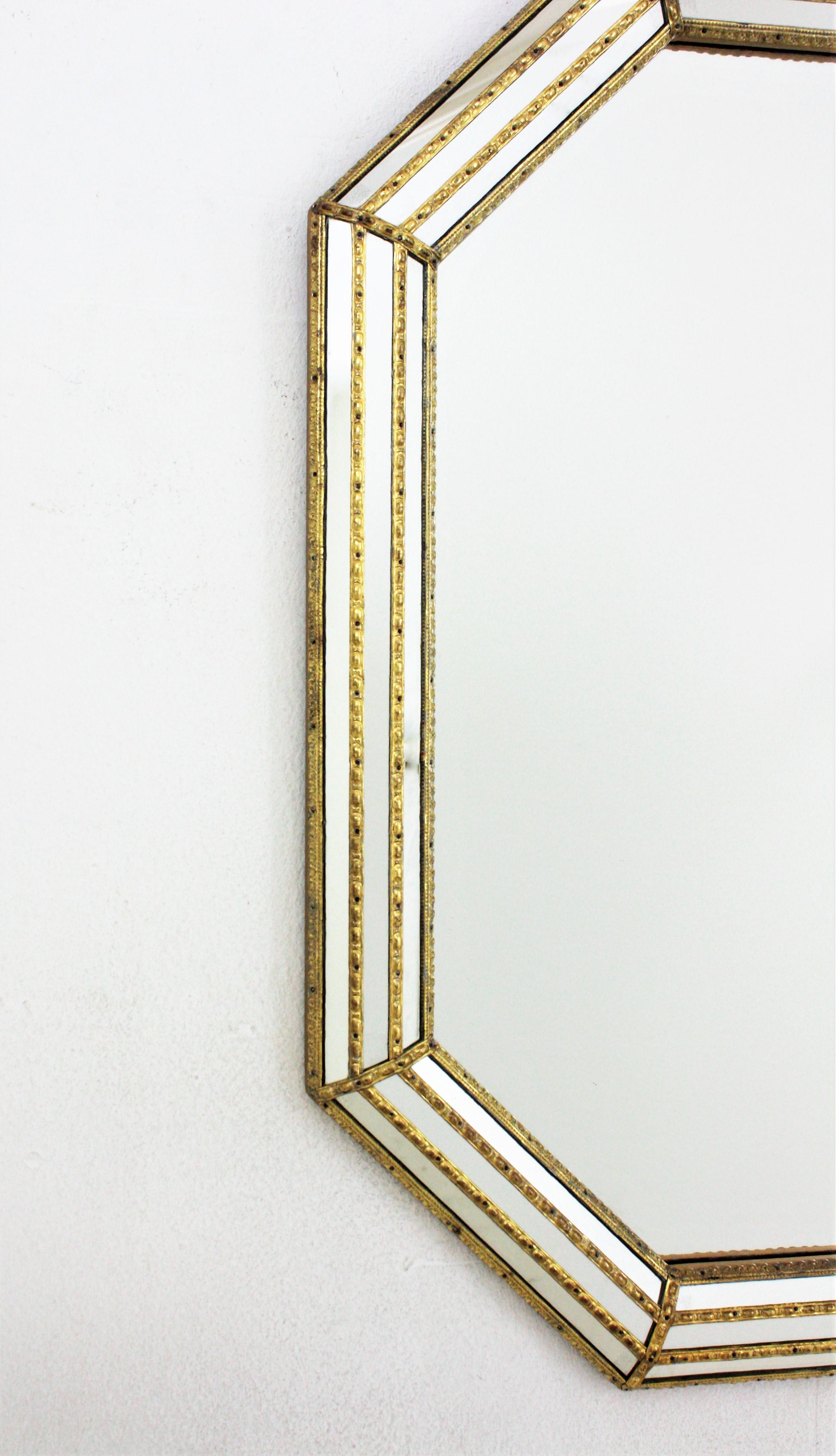 Achteckiger Spiegel im venezianischen Stil mit Details aus Messing (Spanisch) im Angebot