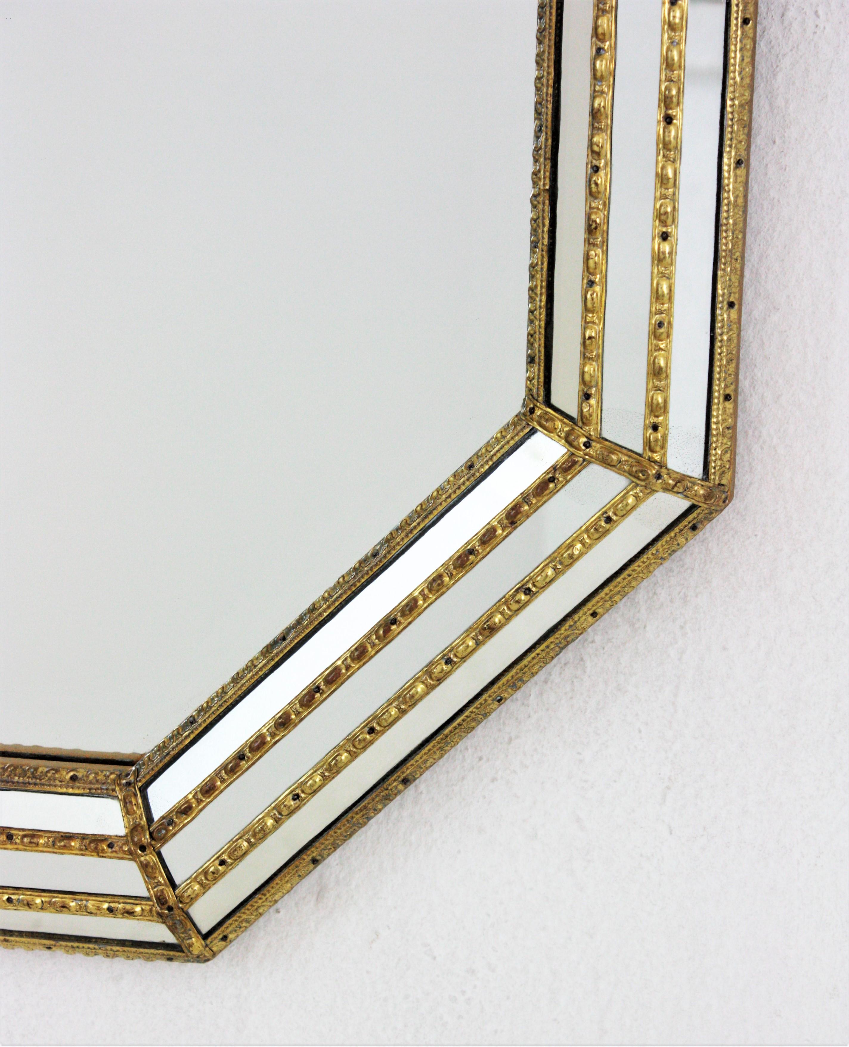 Achteckiger Spiegel im venezianischen Stil mit Details aus Messing (20. Jahrhundert) im Angebot