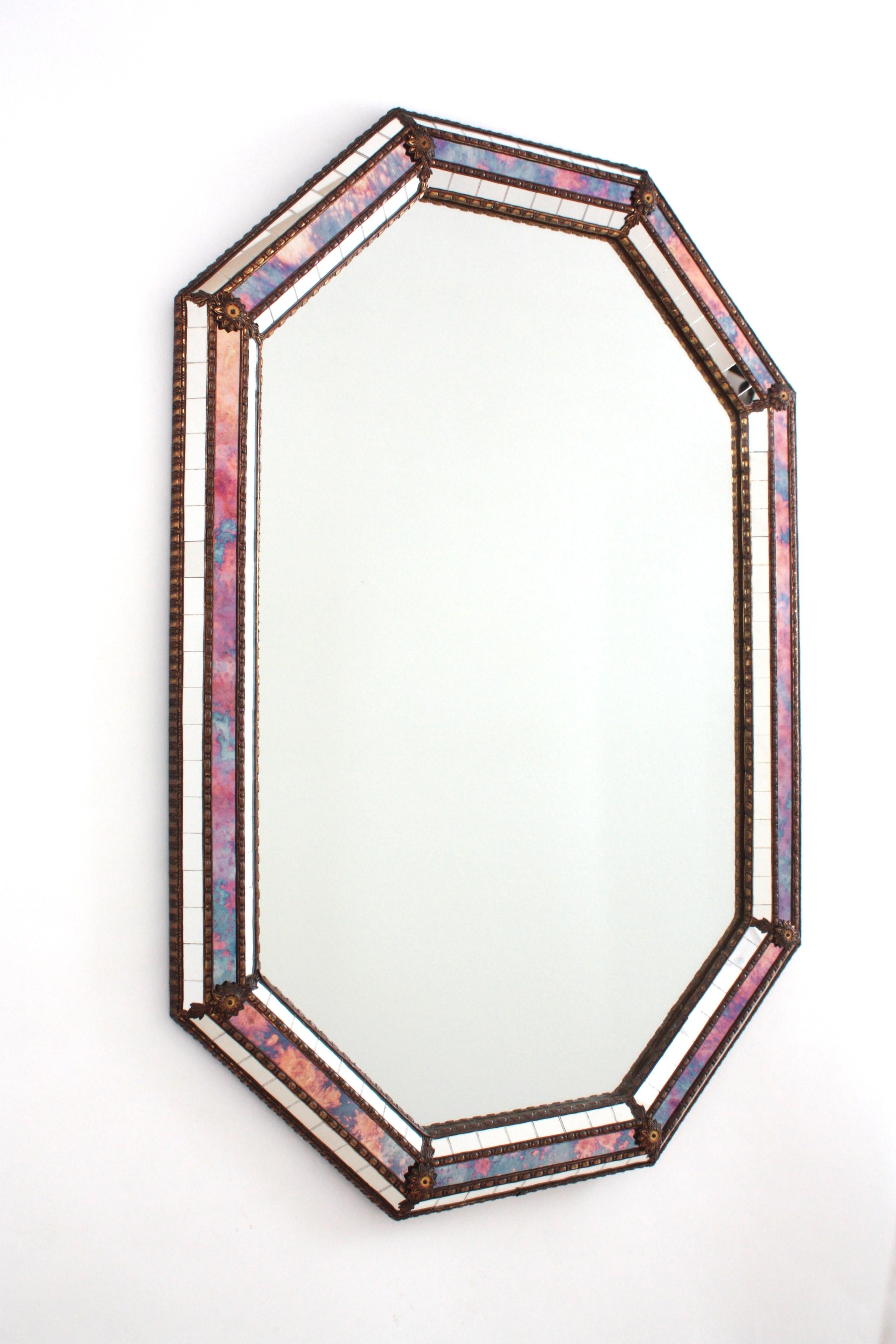 Miroir moderne vénitien octogonal avec verre rose violet et détails en laiton en vente 2
